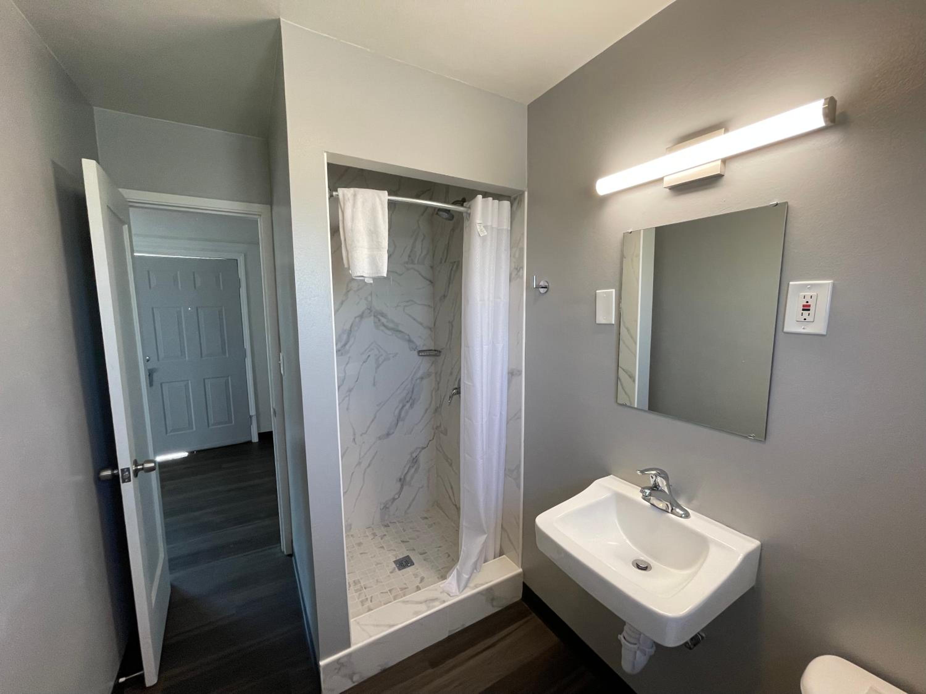 Double Room with Private Bathroom - Photo 8
