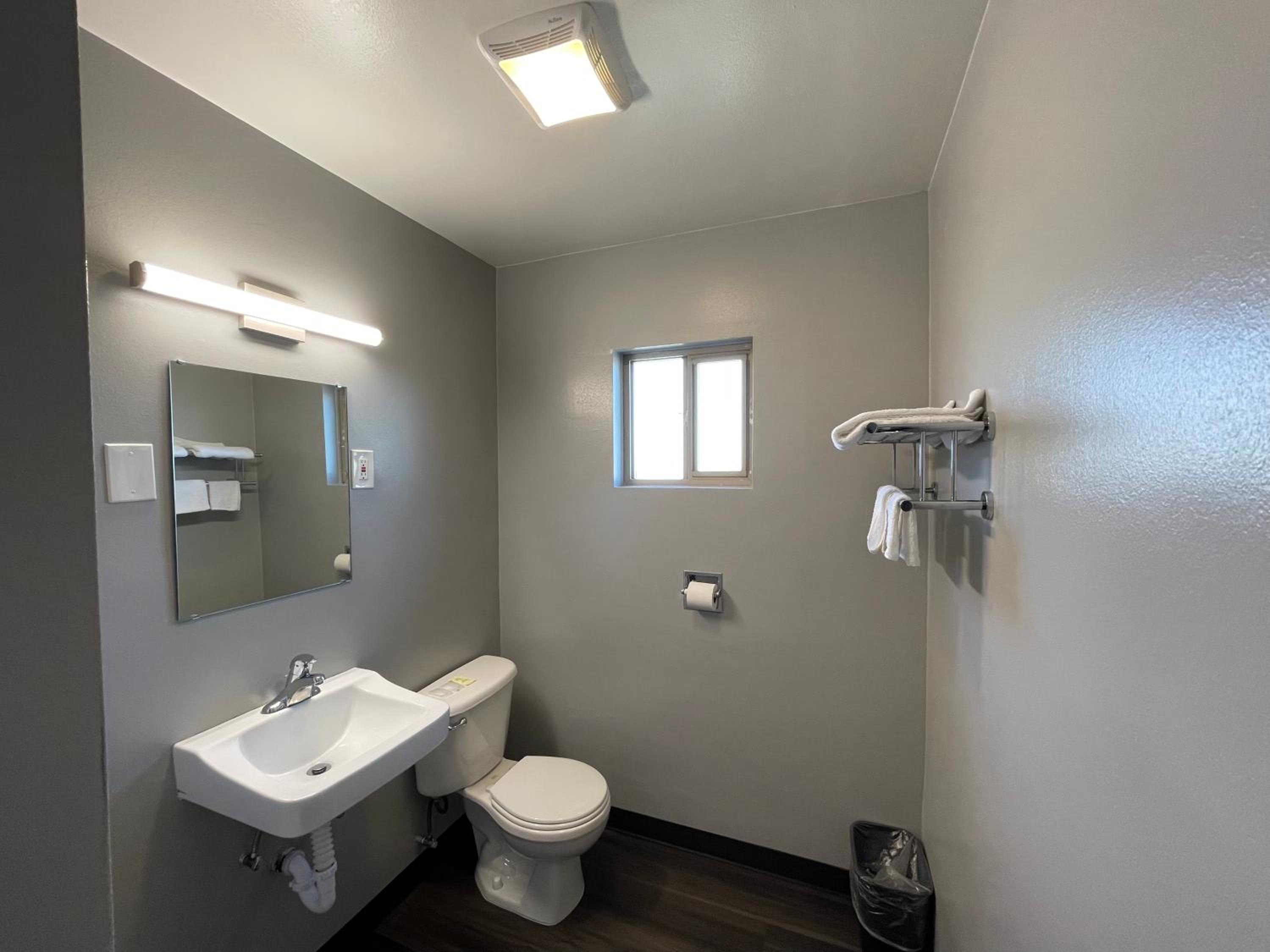 Double Room with Private Bathroom - Photo 6