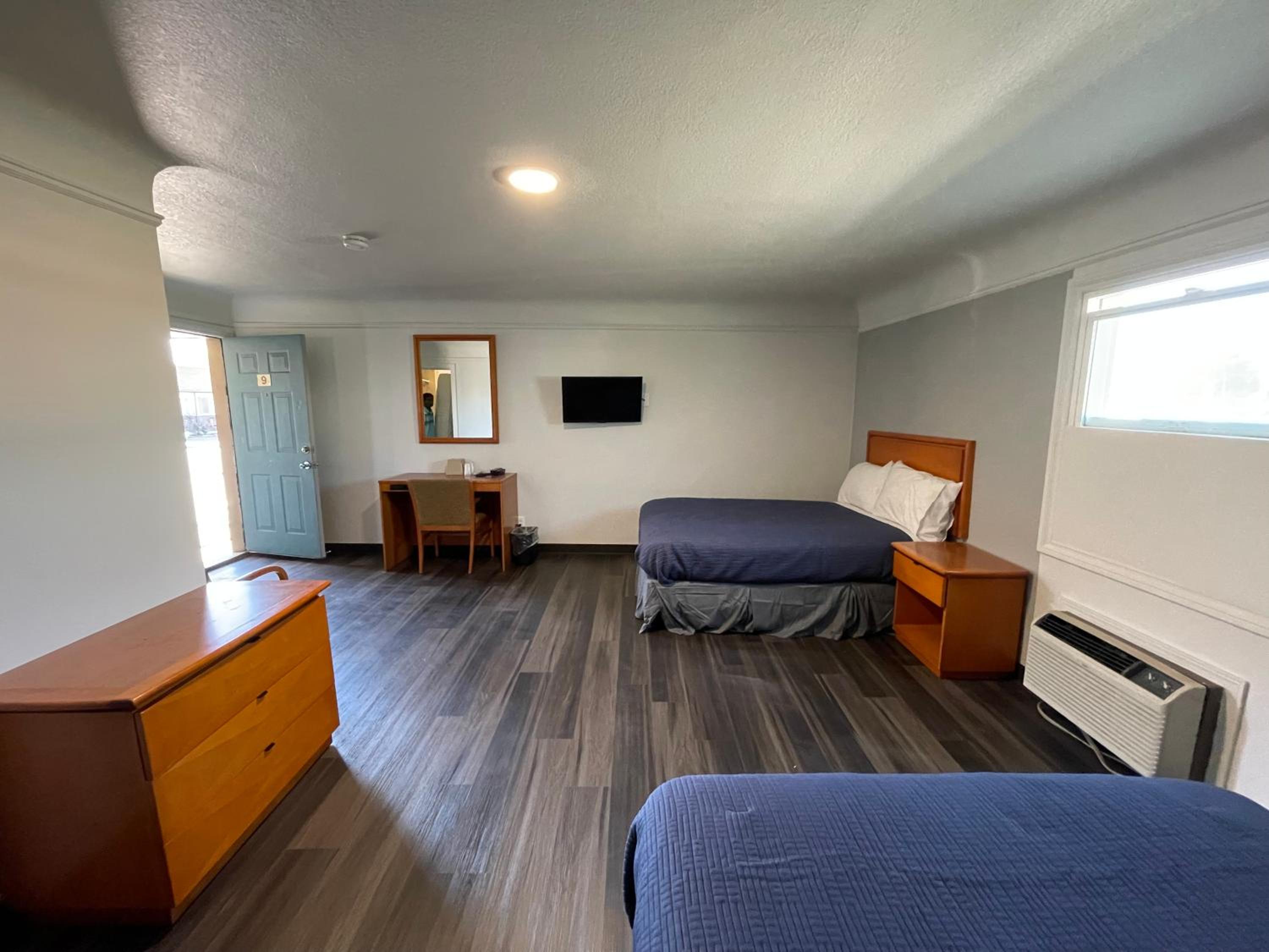Double Room with Private Bathroom - Photo 2