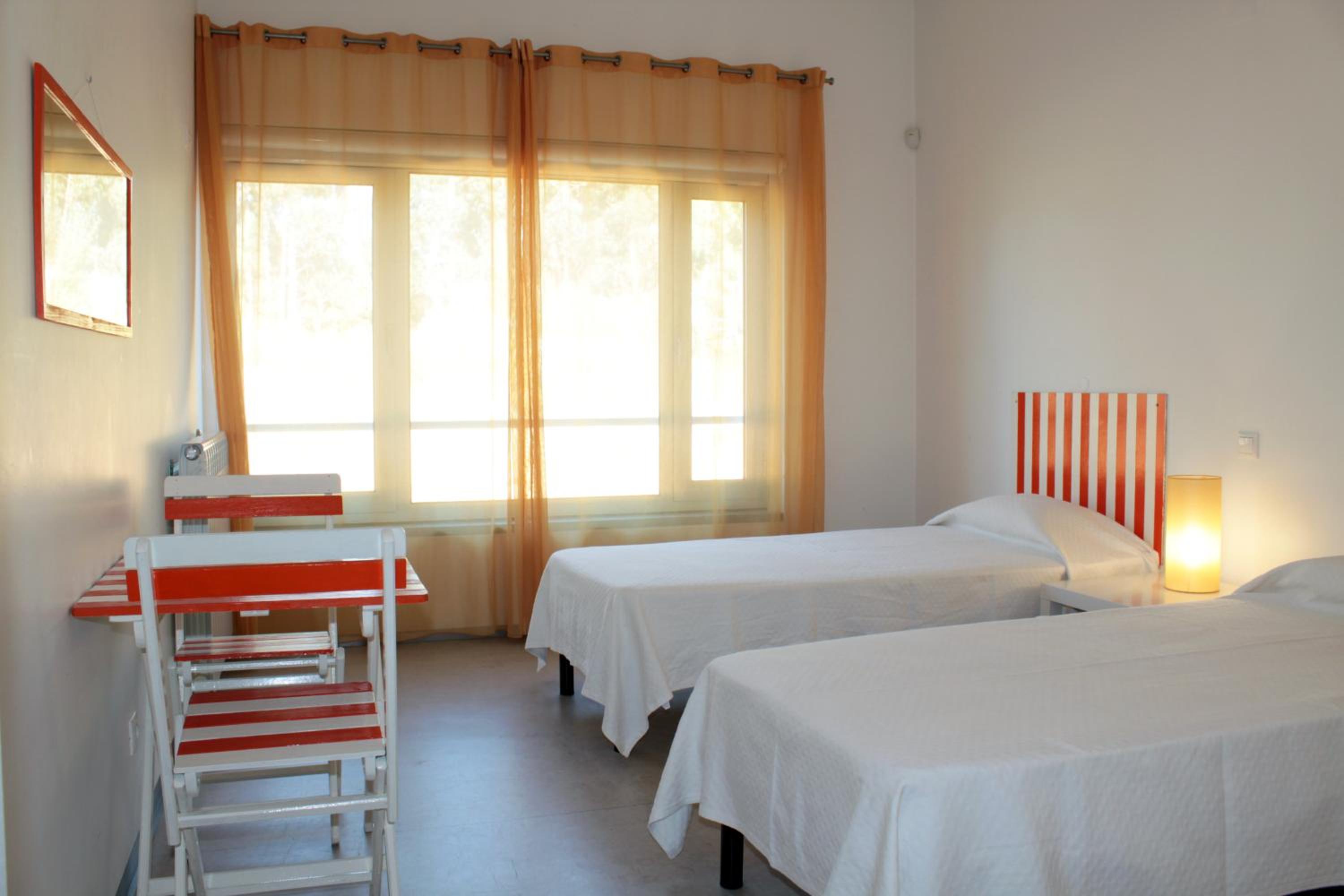 Twin Room with Private Bathroom - Photo 7