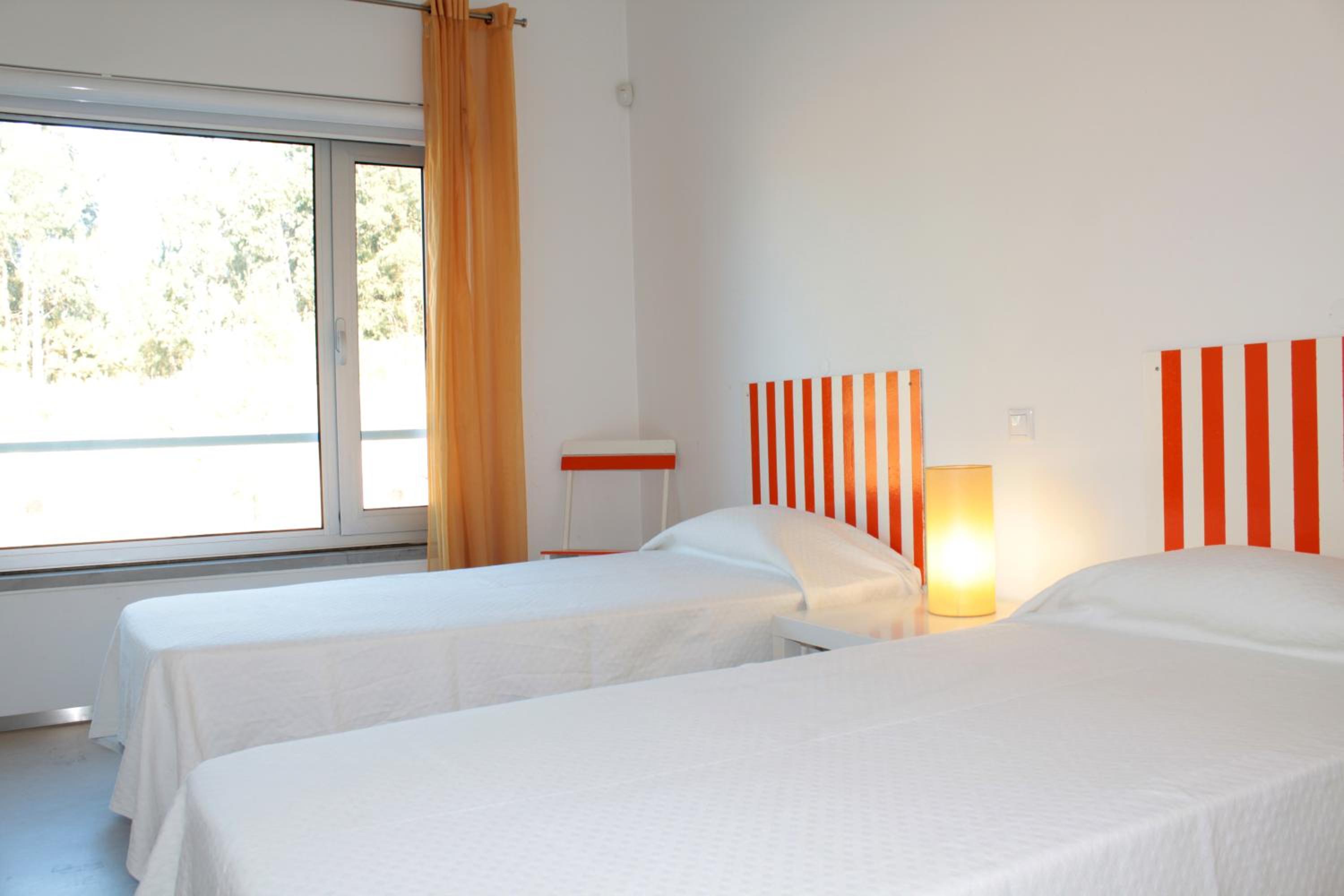 Twin Room with Private Bathroom - Photo 2