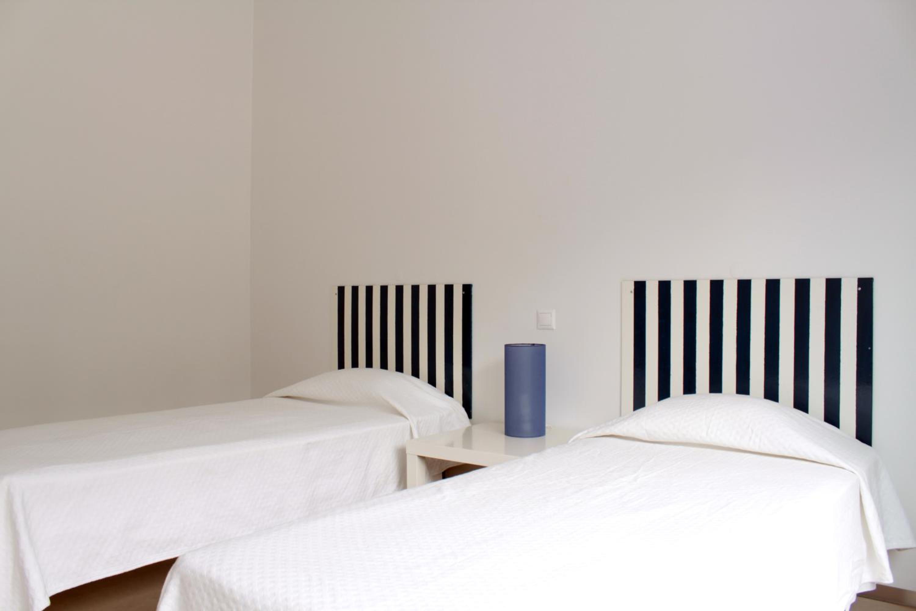 Twin Room with Private Bathroom - Photo 11