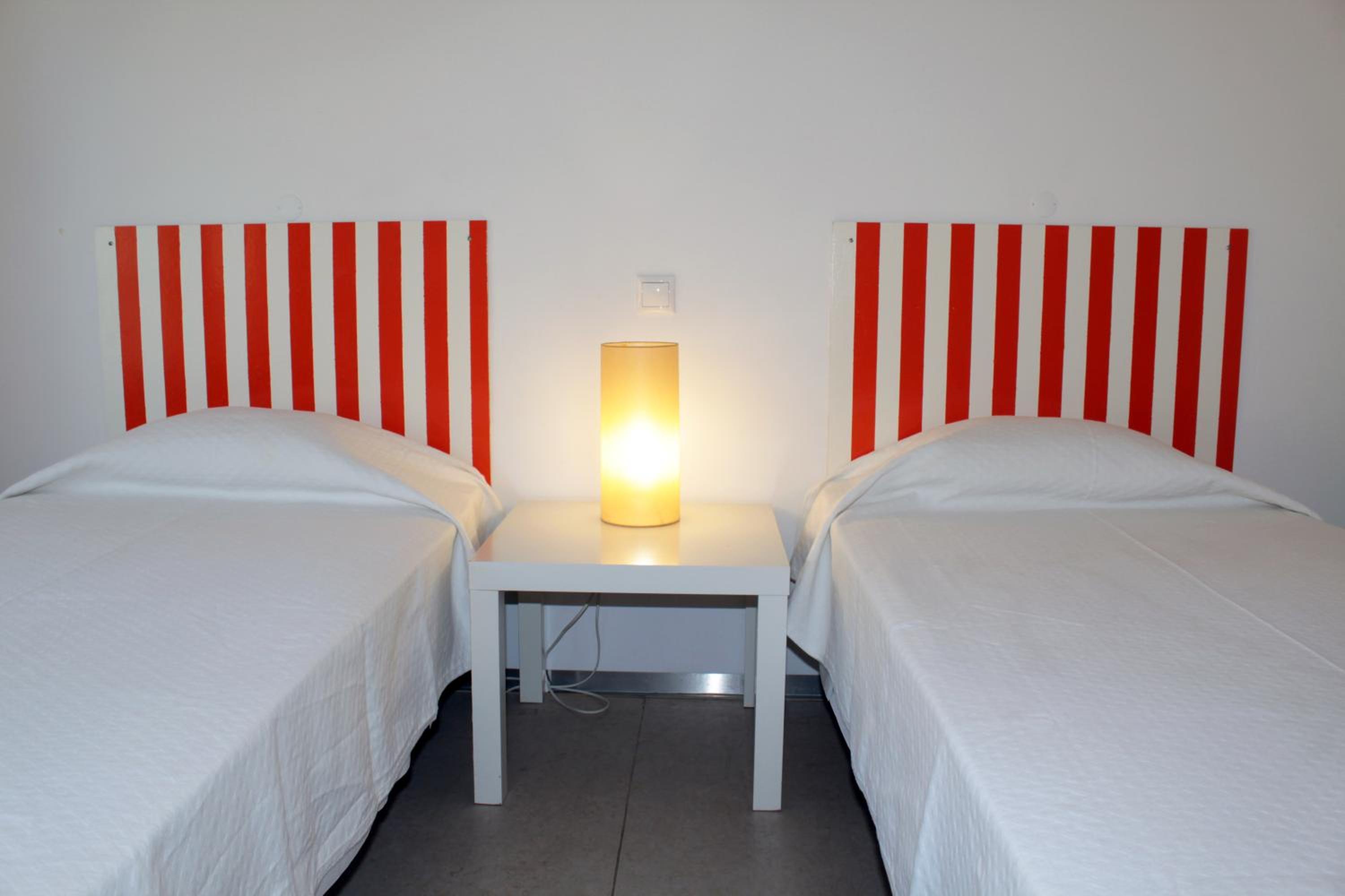 Twin Room with Private Bathroom - Photo 3