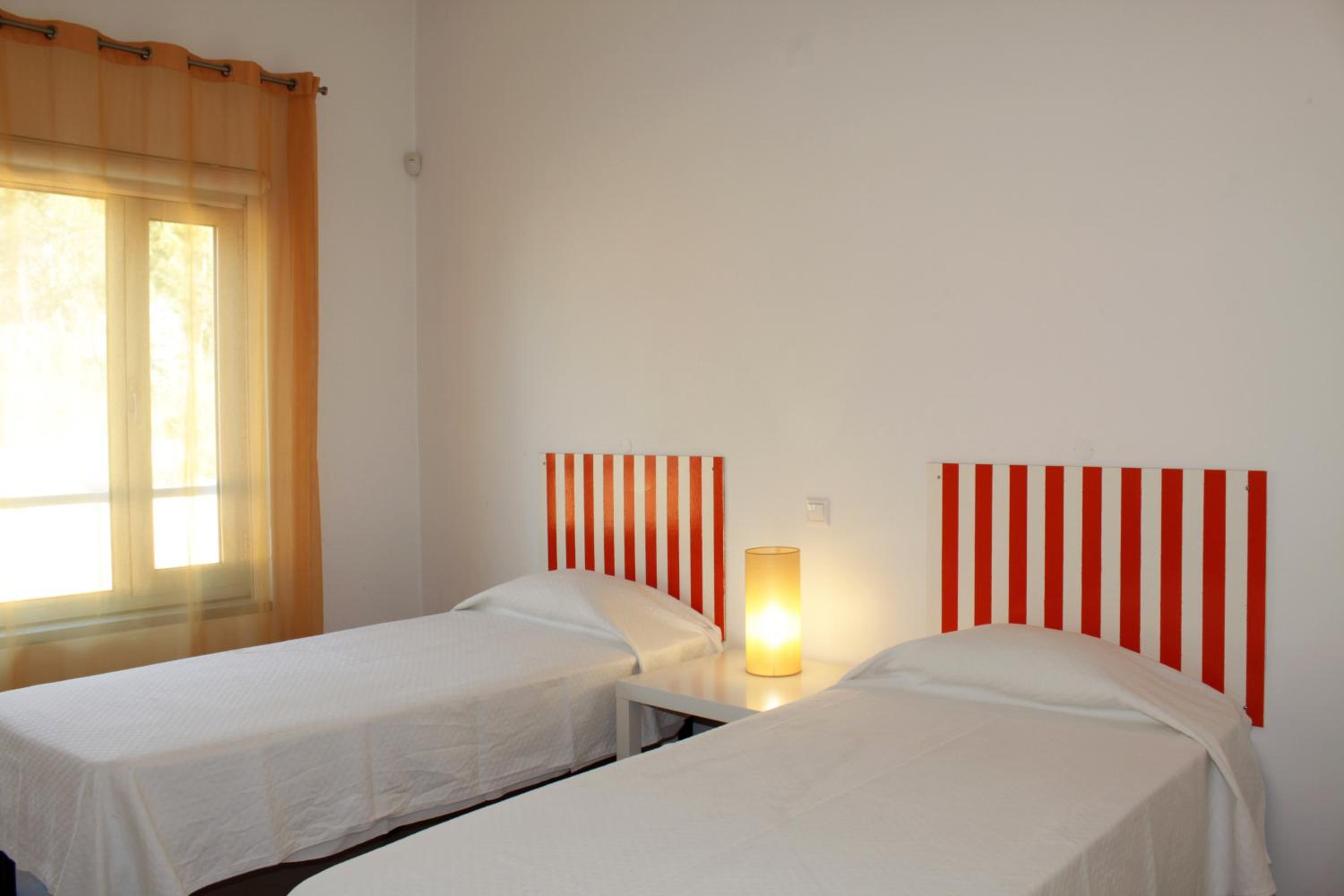 Twin Room with Private Bathroom - Photo 4