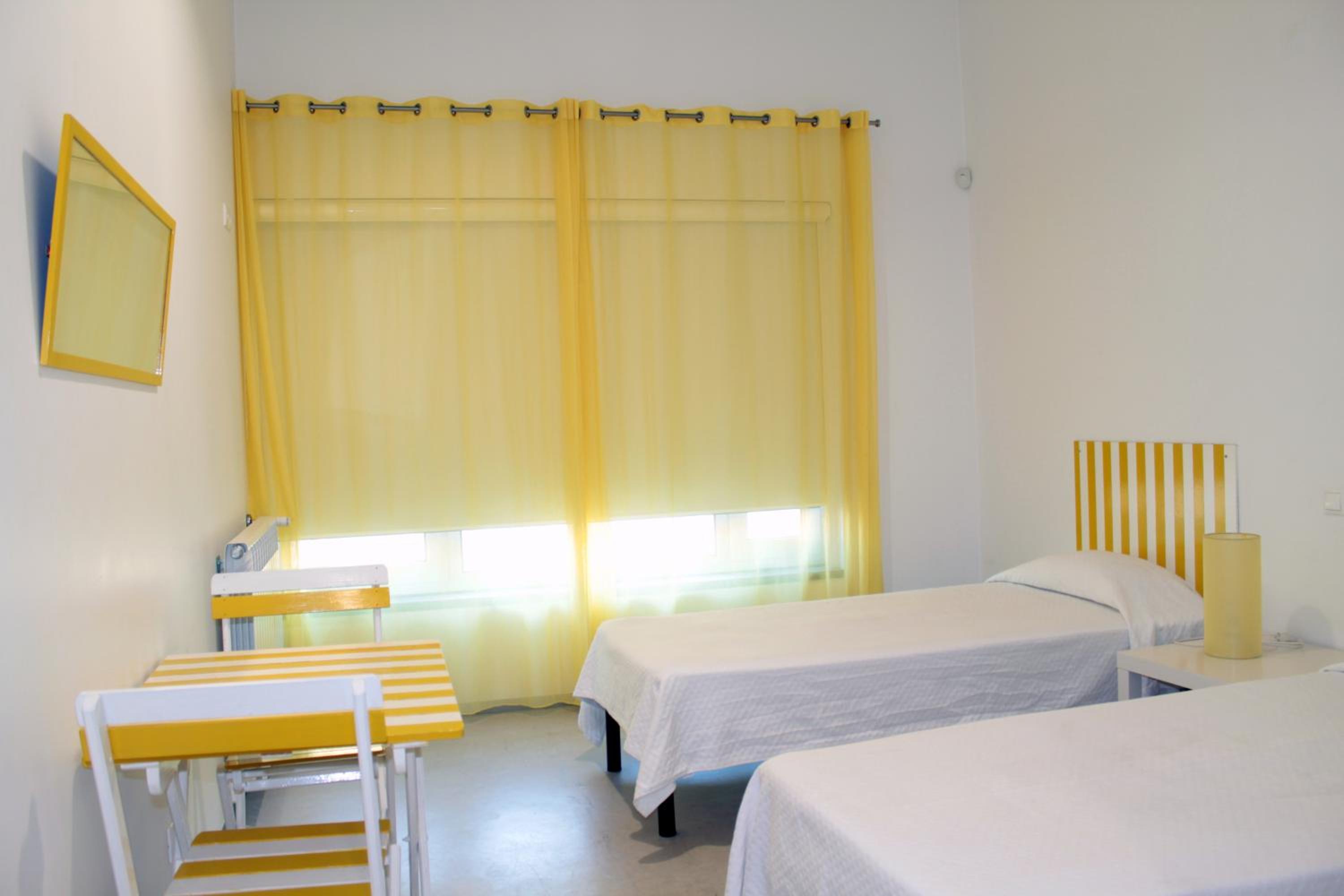Twin Room with Private Bathroom - Photo 6