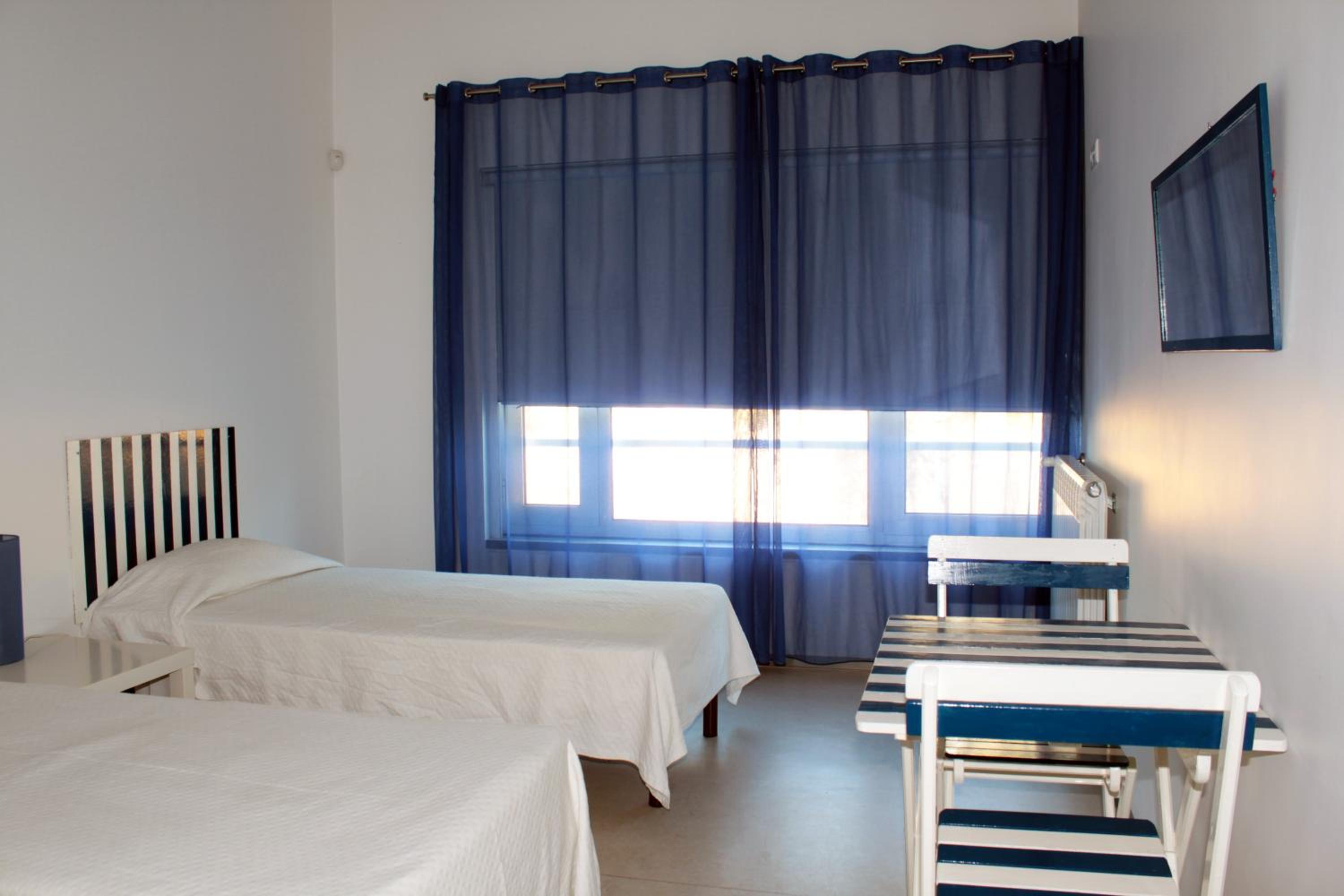 Twin Room with Private Bathroom - Photo 5