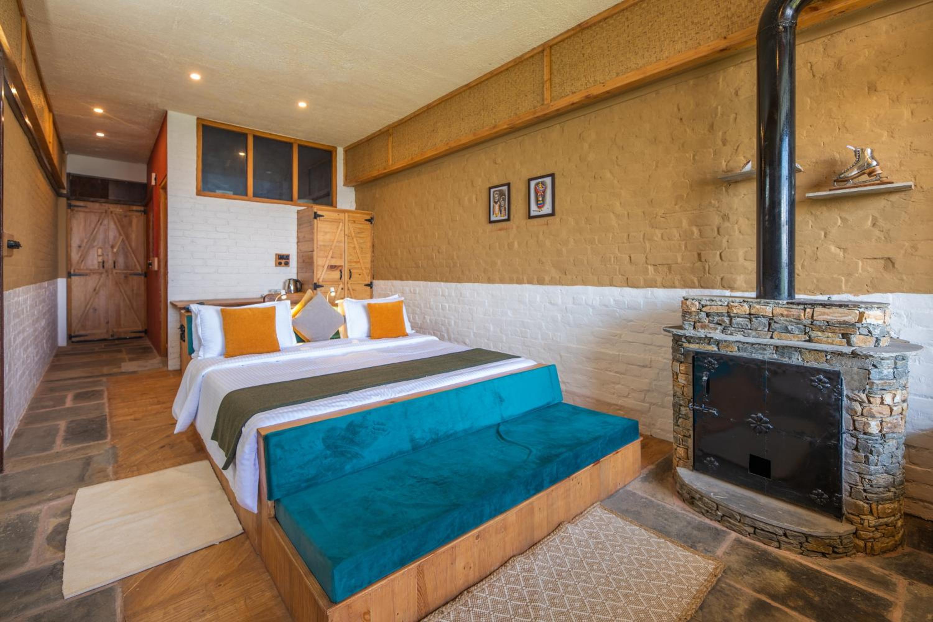 Deluxe Room (2 Adults + 1 Child) - Photo 2