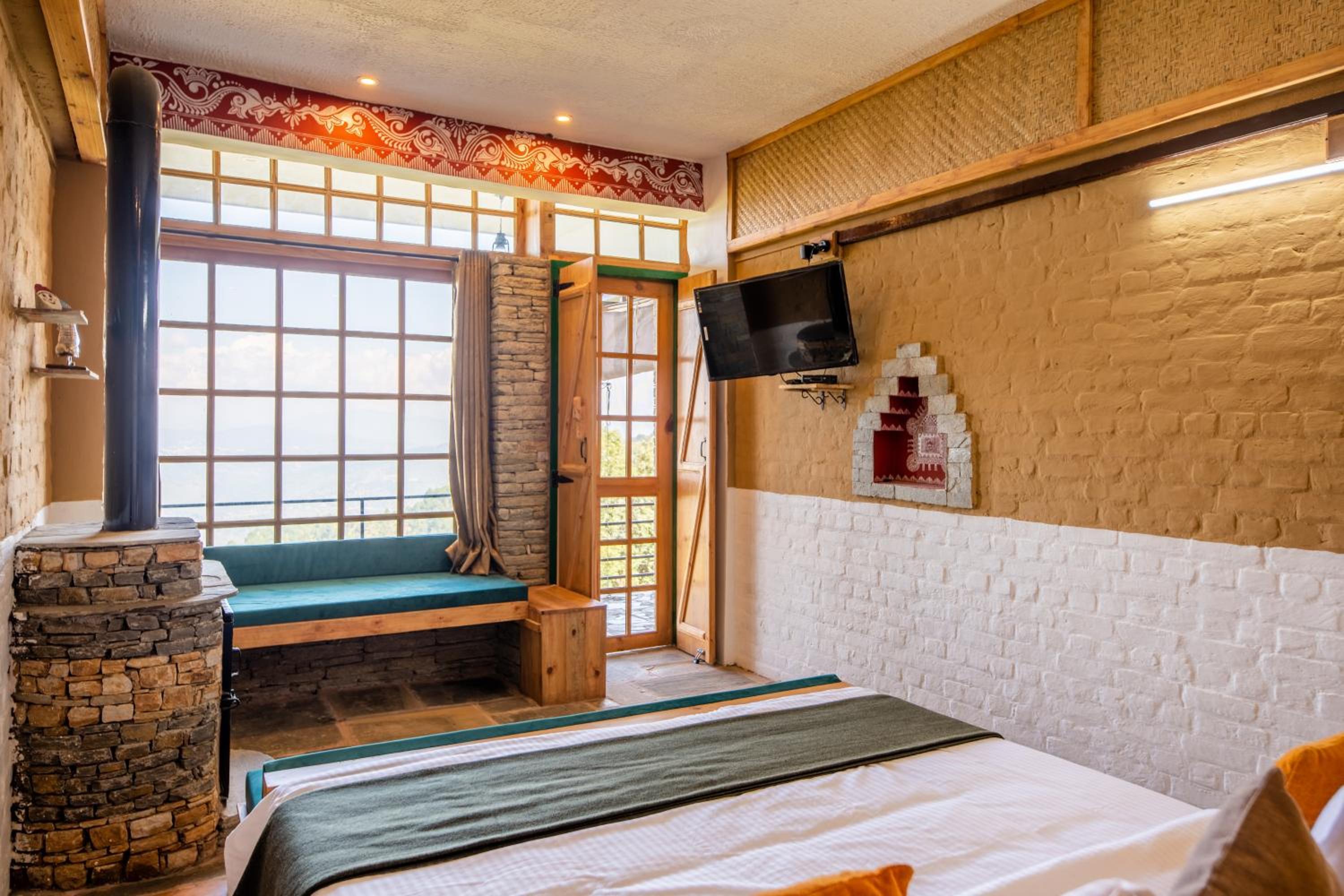 Deluxe Room (2 Adults + 1 Child) - Photo 3