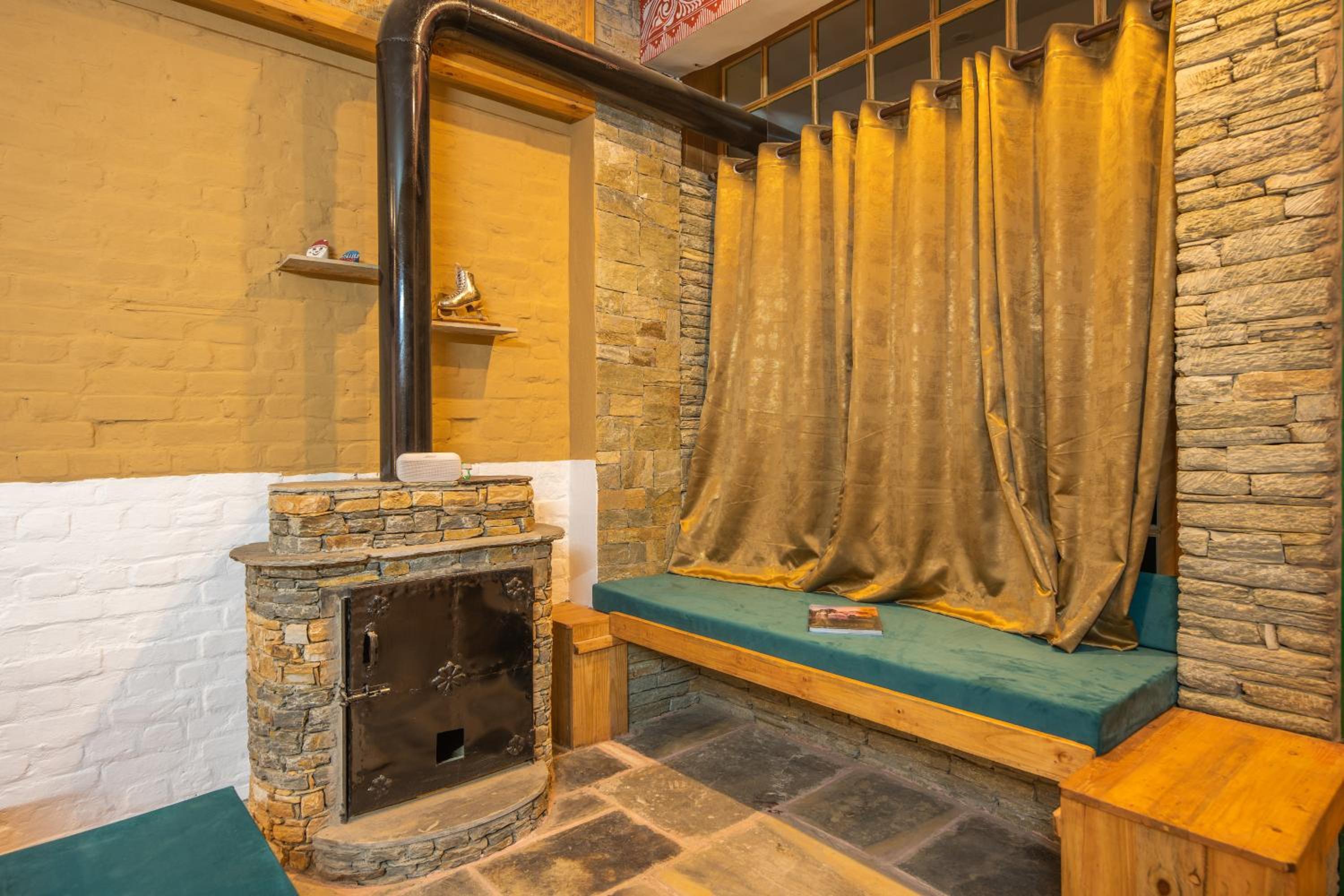 Deluxe Room (2 Adults + 1 Child) - Photo 4