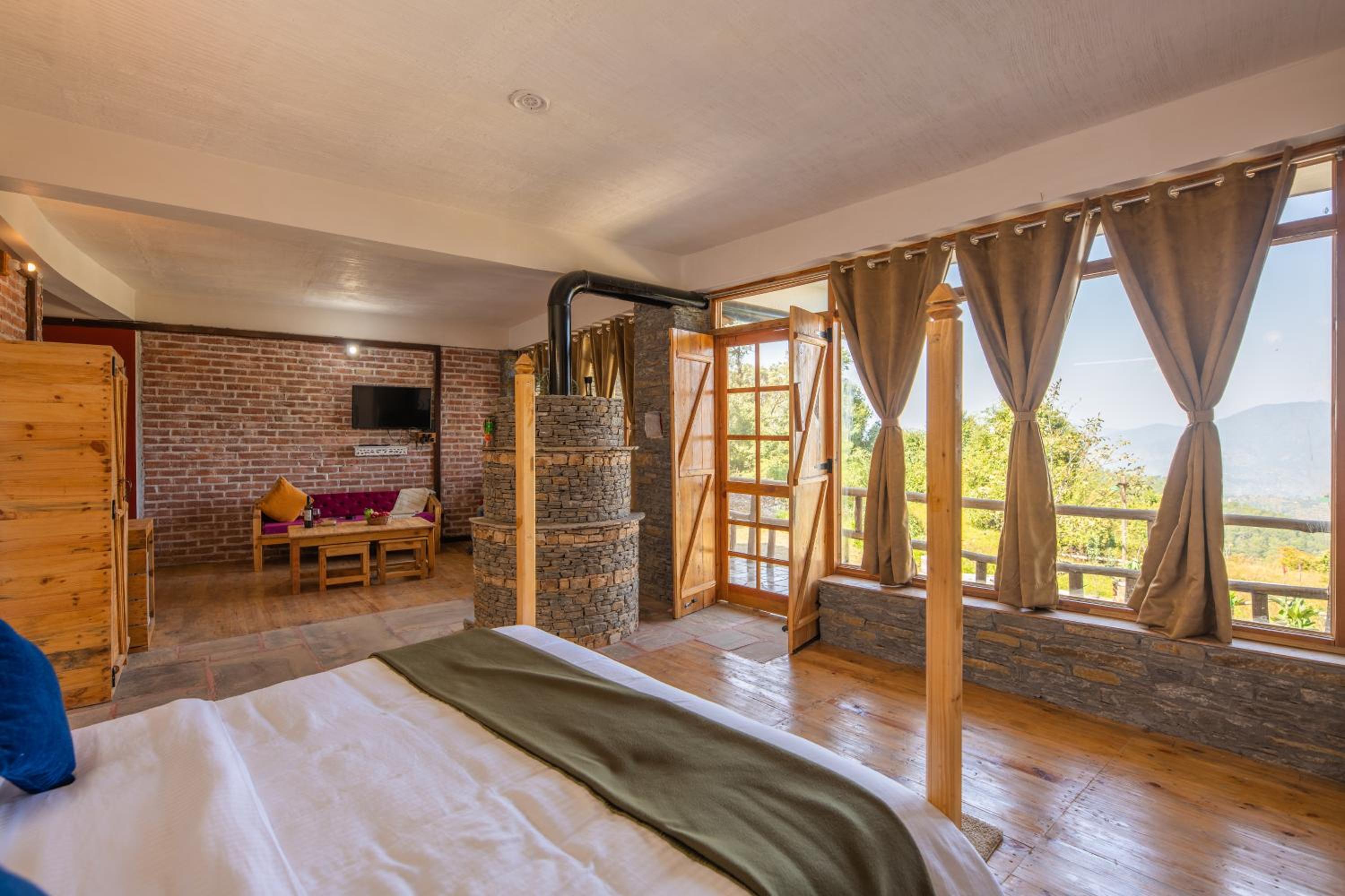 King Suite with Balcony photo 3