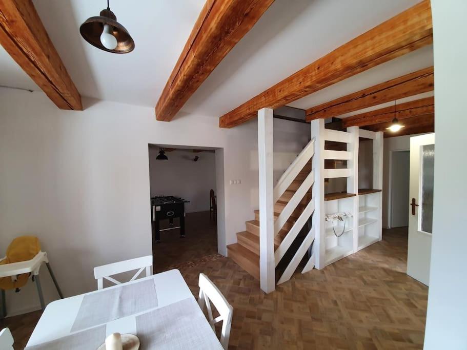 Five-Bedroom House - Photo 4