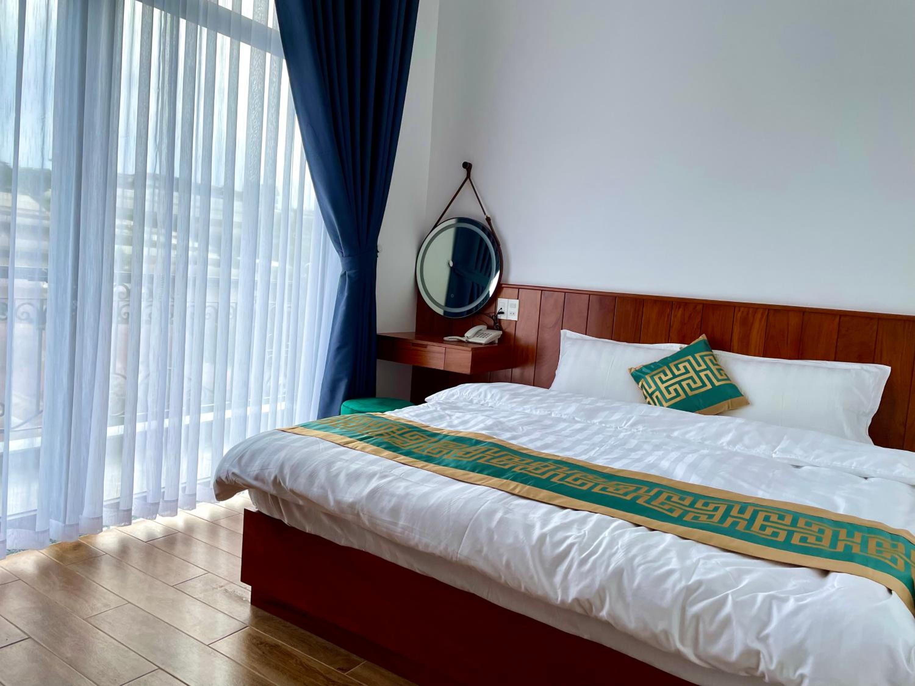 Deluxe Double Room with Balcony - Photo 11