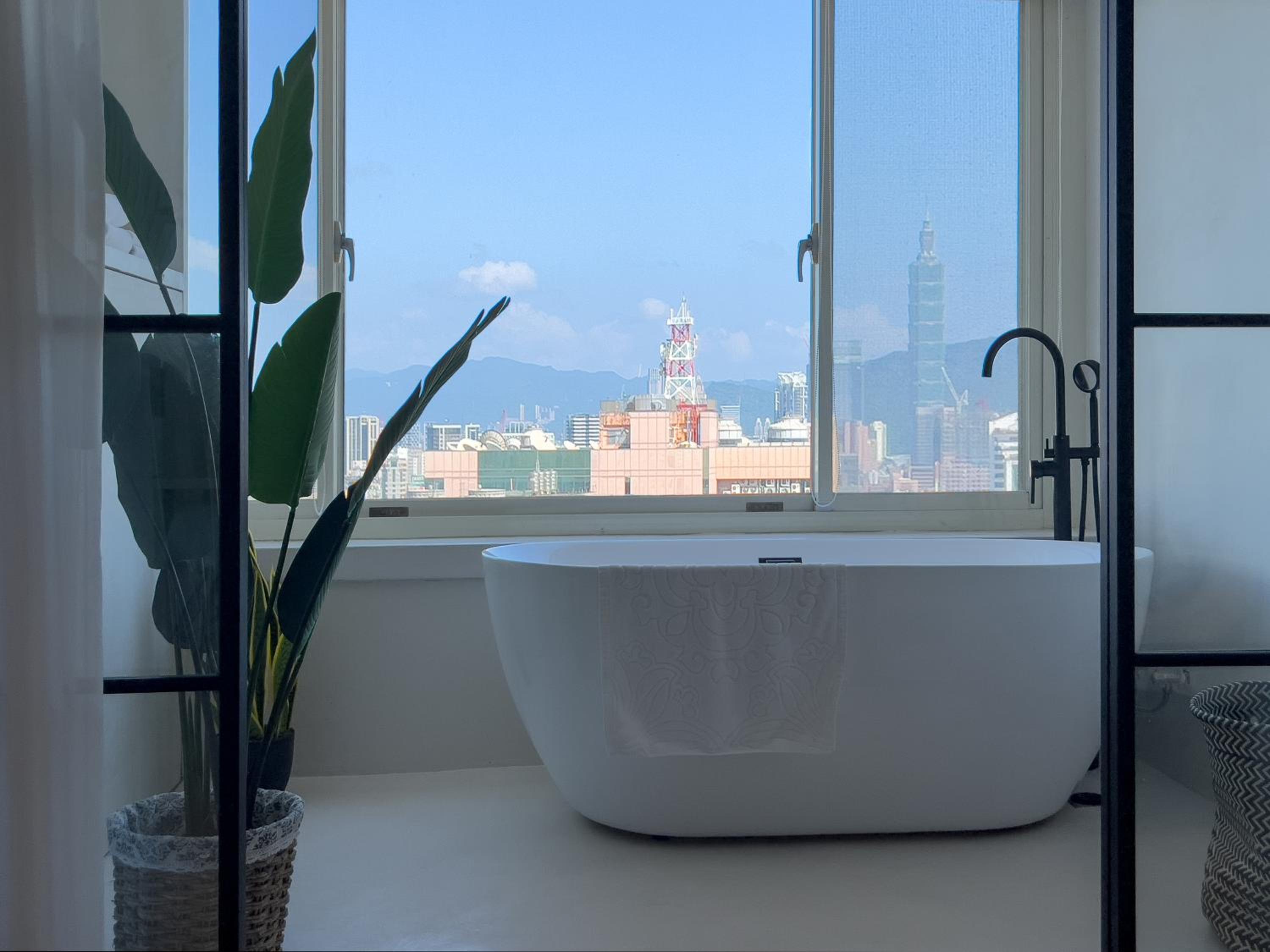 101 View Bathtub Studio K1