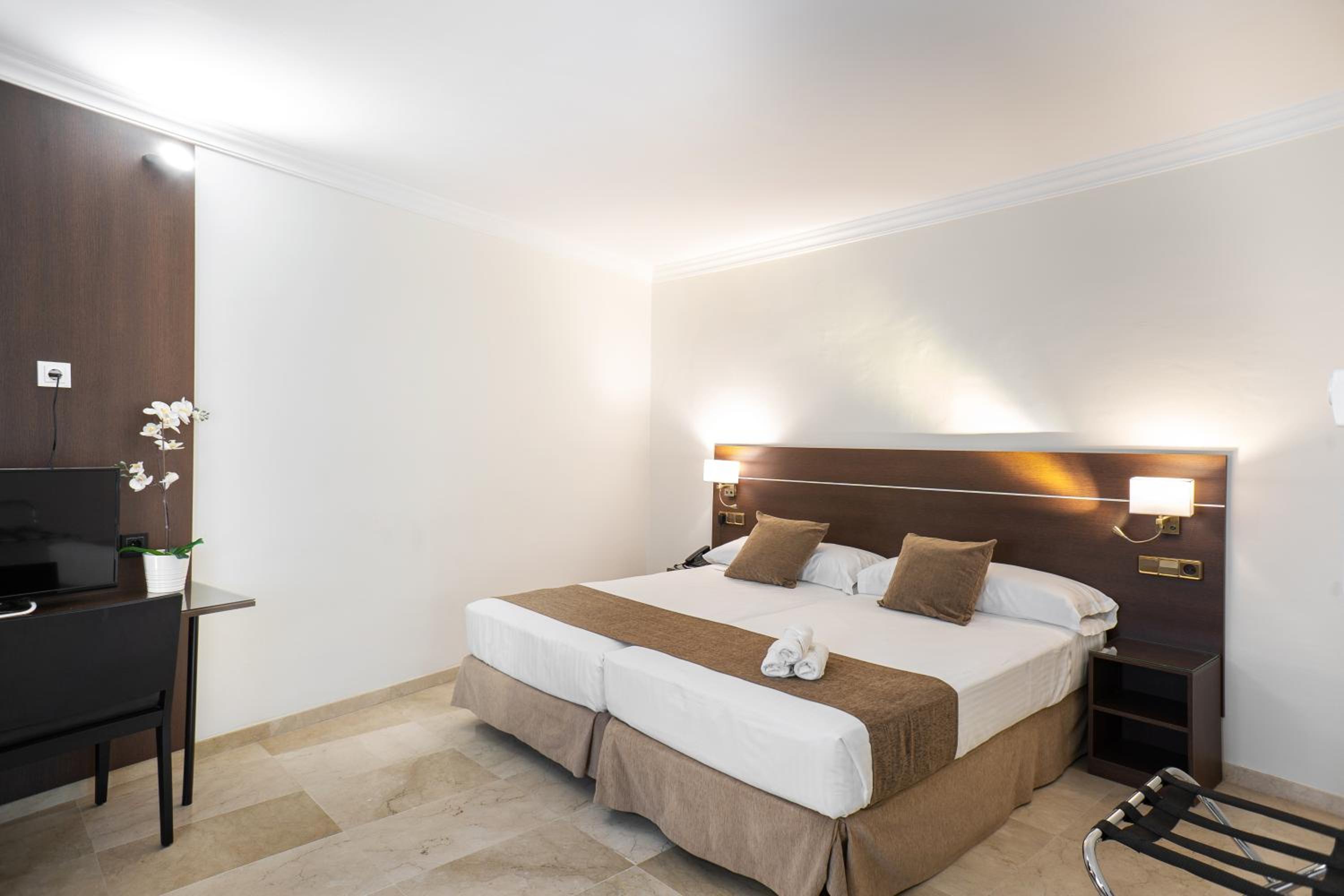 Comfort Triple Room  (3 Adults))  - Photo 1