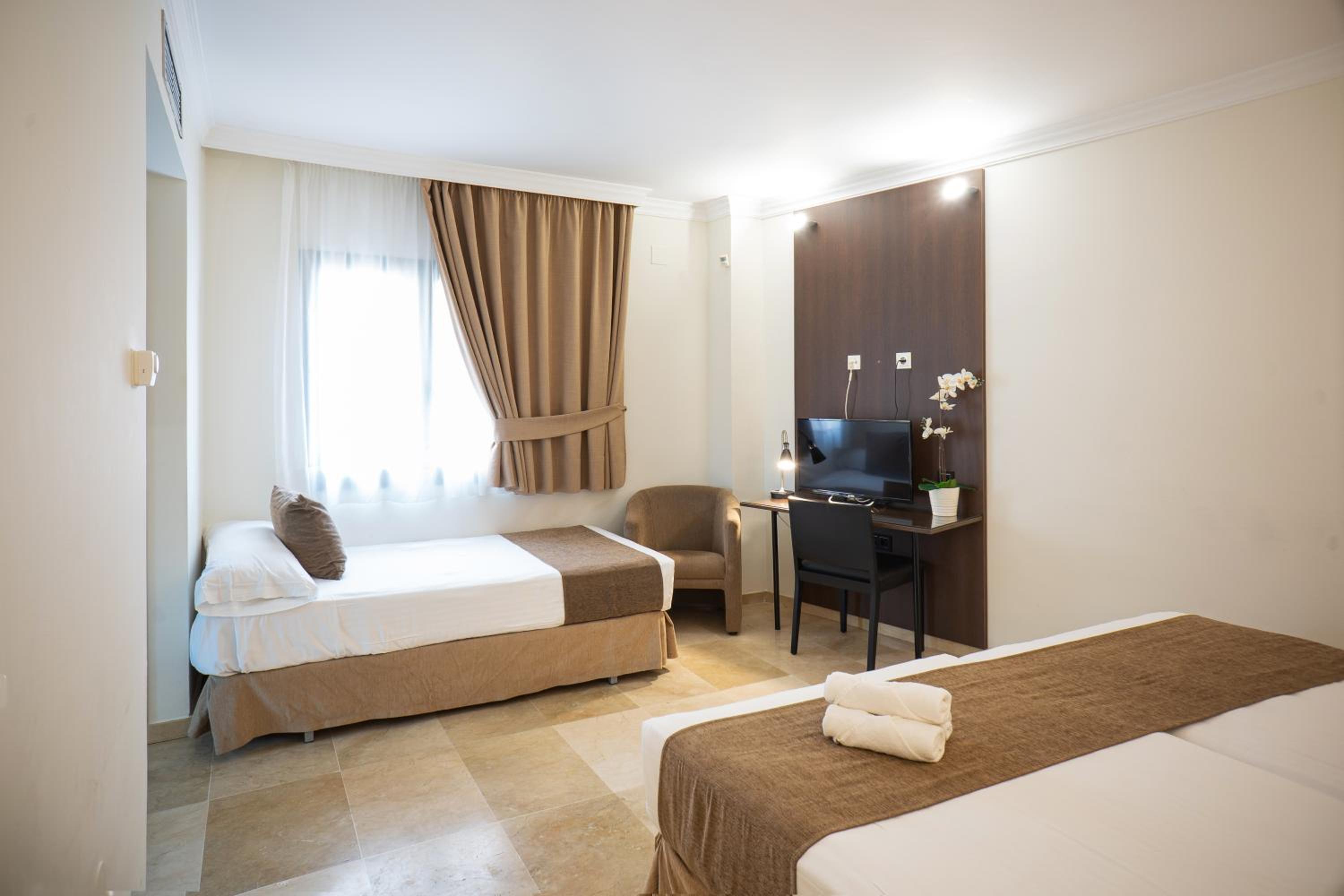 Comfort Triple Room  (3 Adults))  - Photo 7