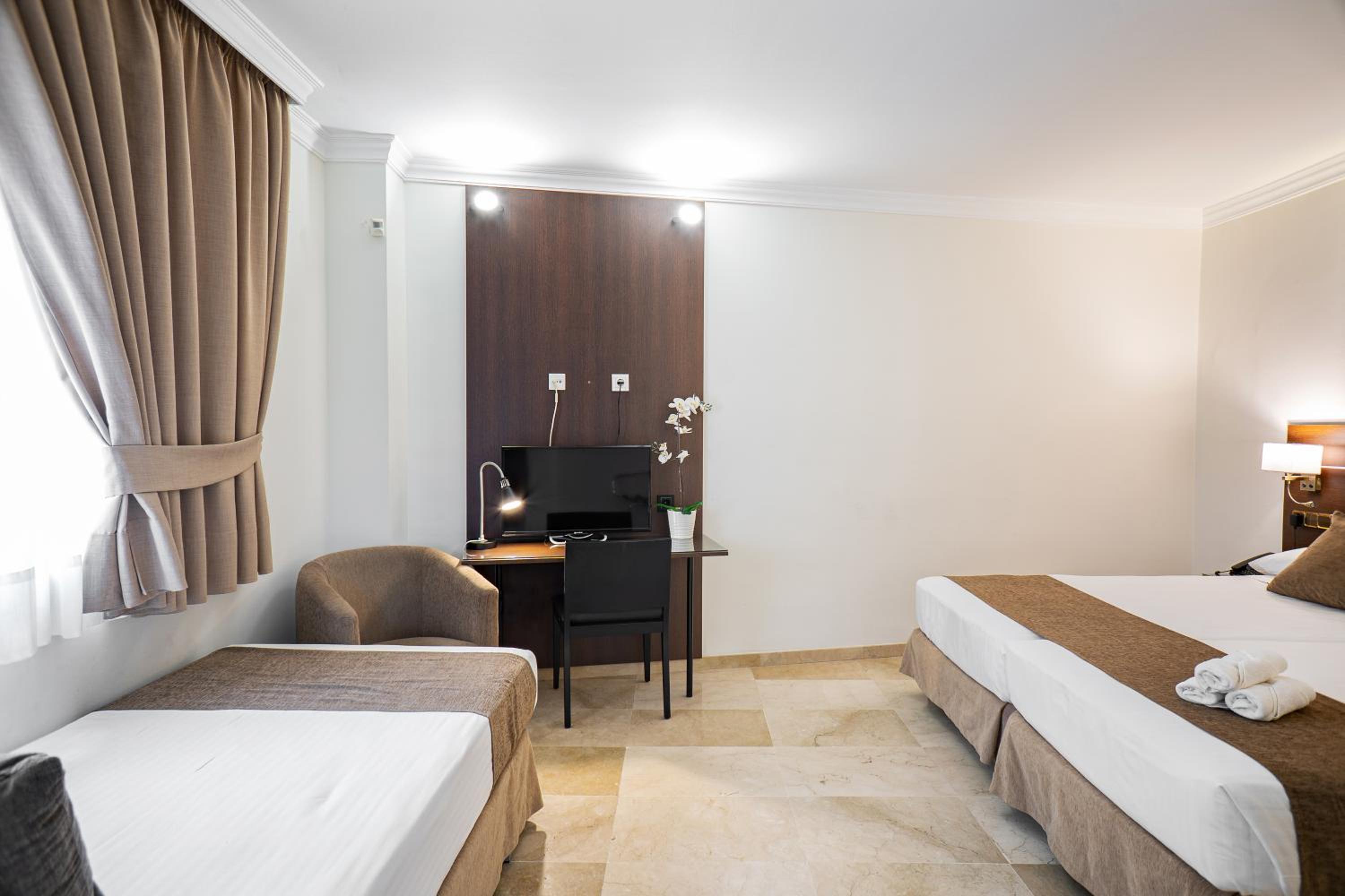 Comfort Triple Room  (3 Adults))  - Photo 6