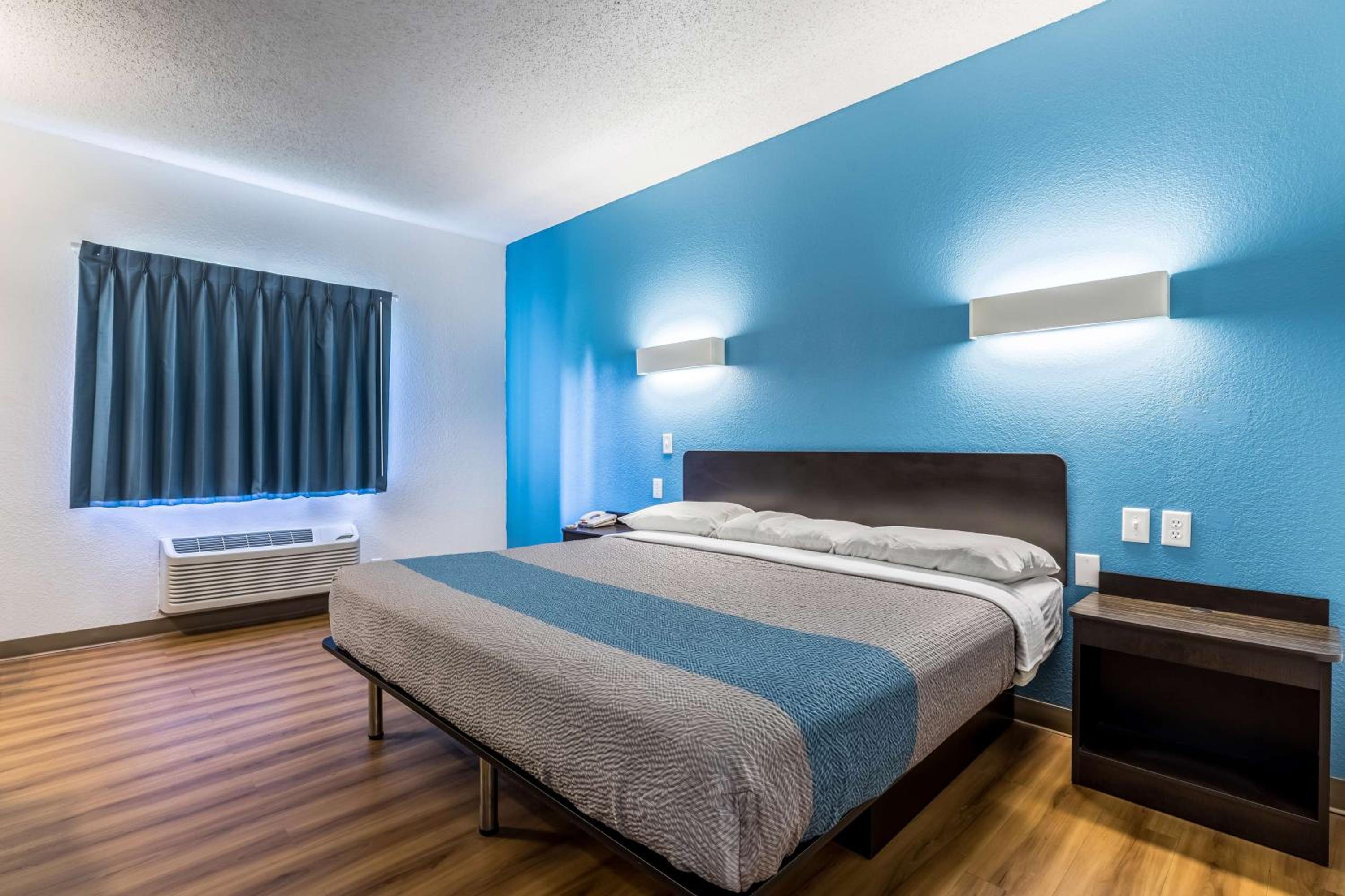 Deluxe King Room - Photo 1