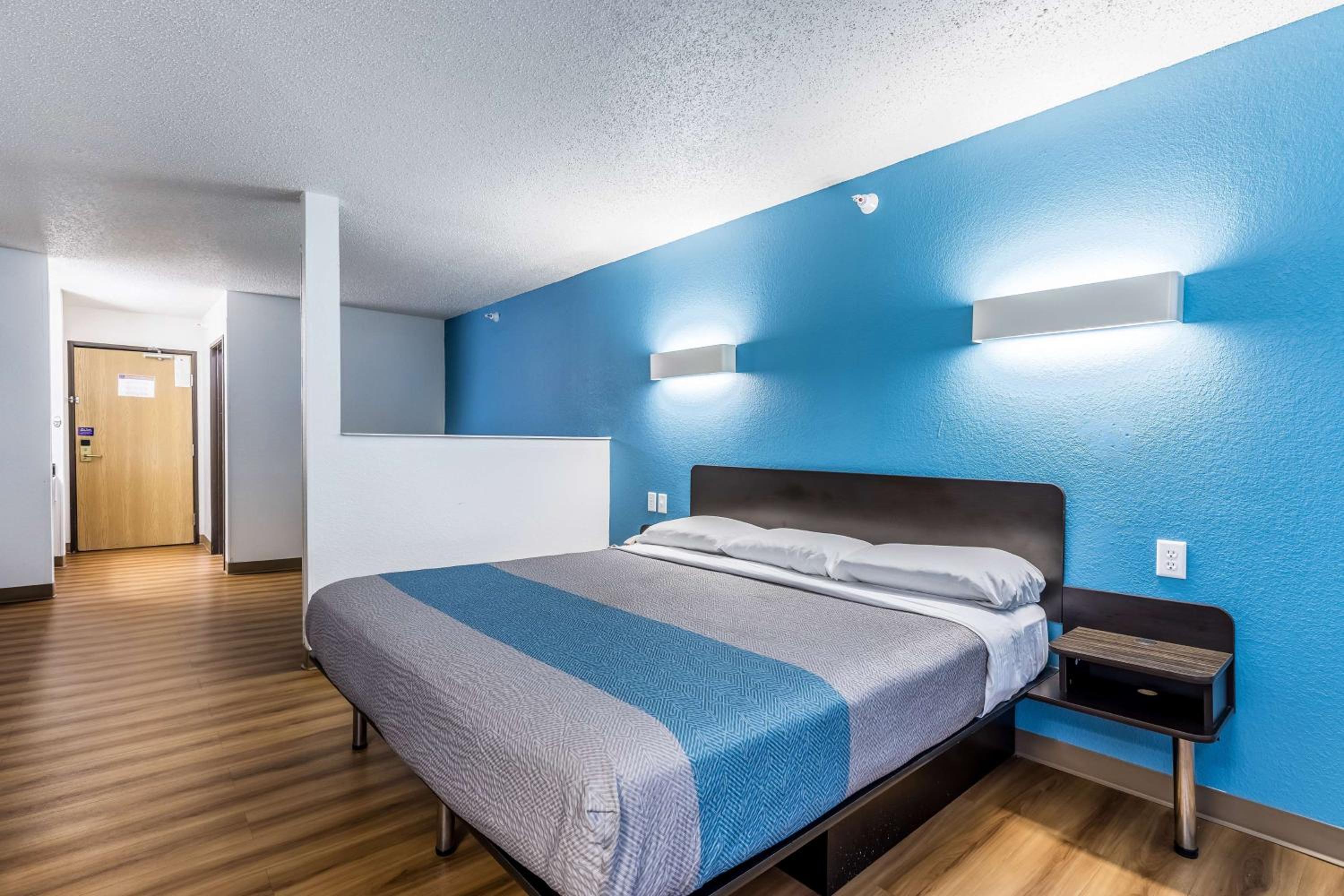 Deluxe King Room - Photo 3