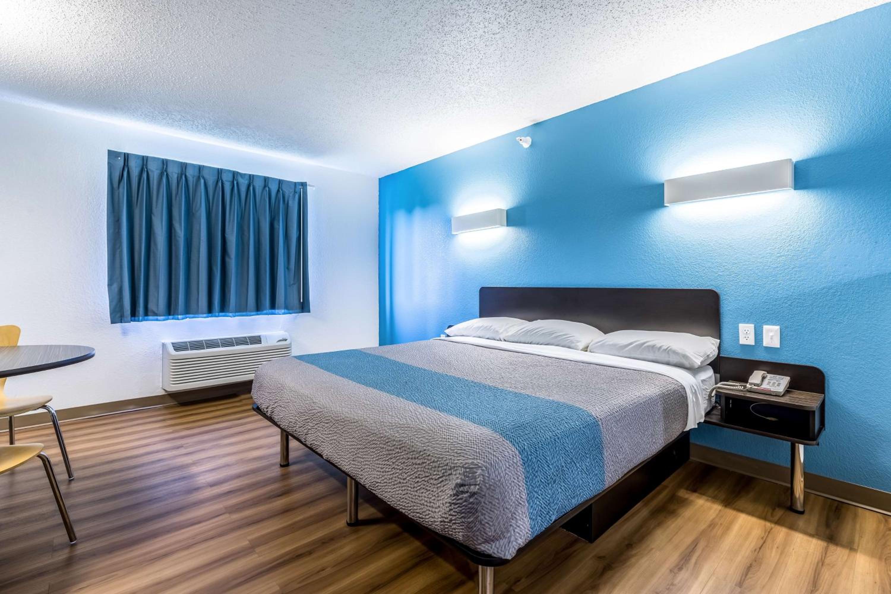 Deluxe King Room - Photo 4