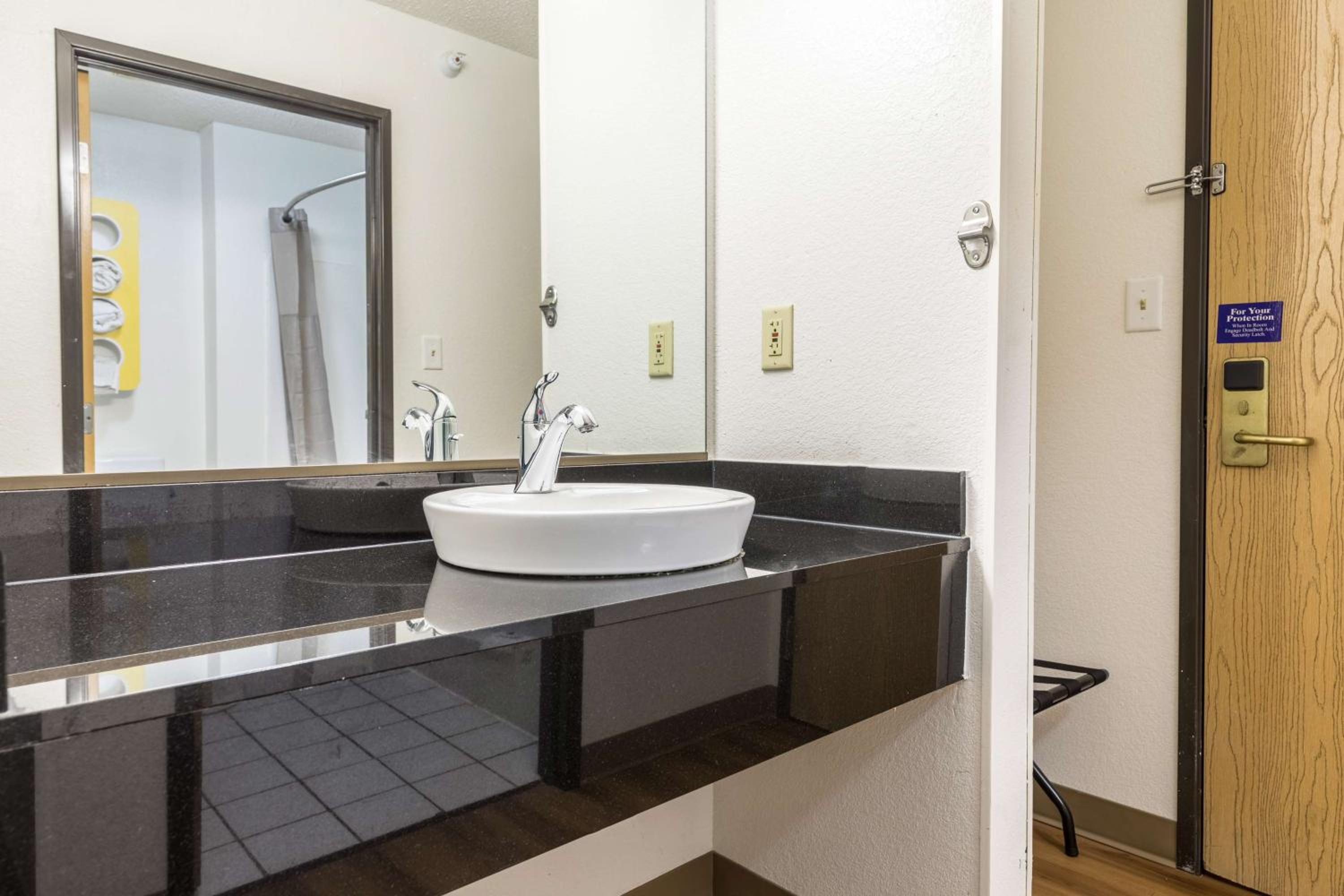 Deluxe King Room - Photo 6