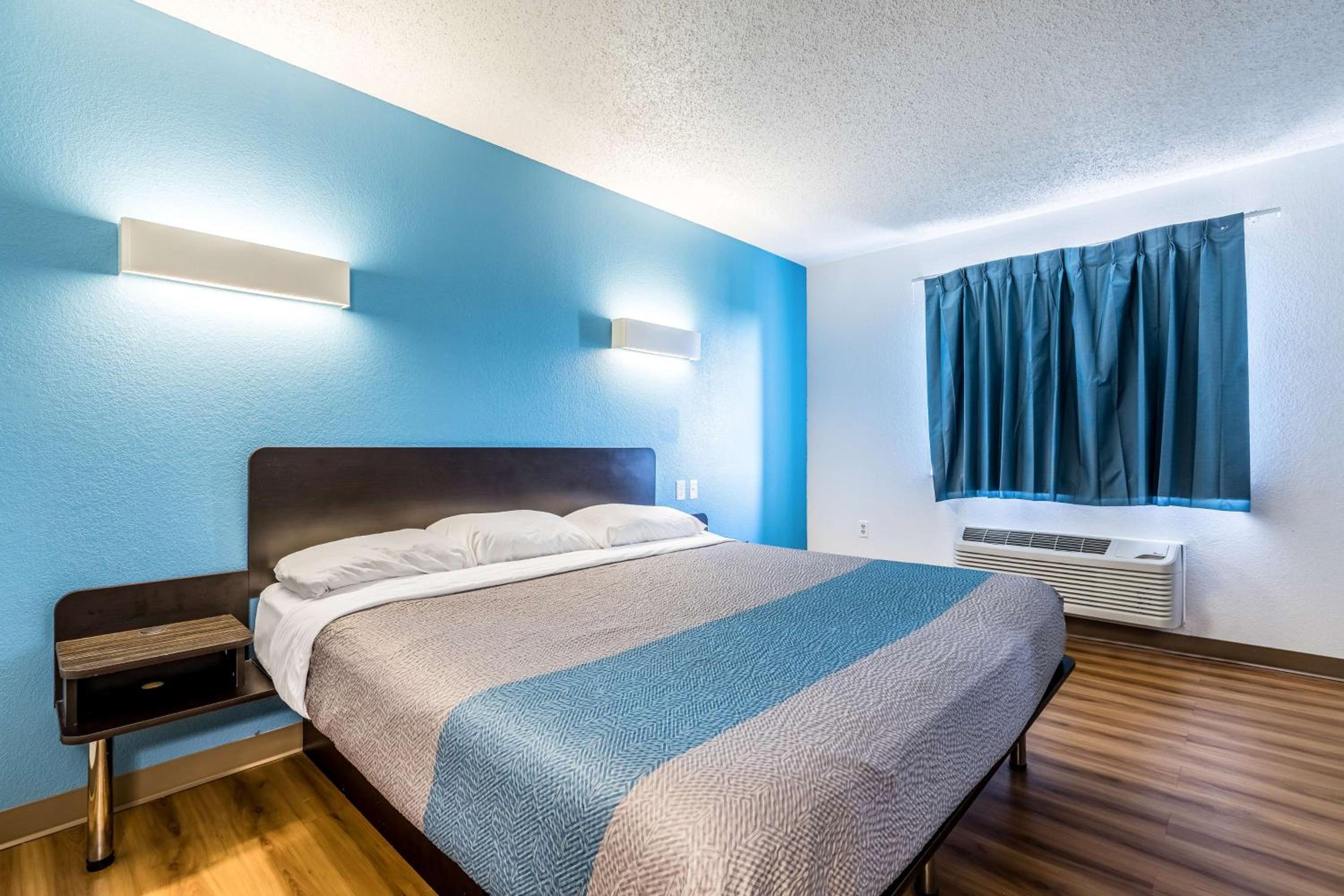 Deluxe King Room - Photo 5