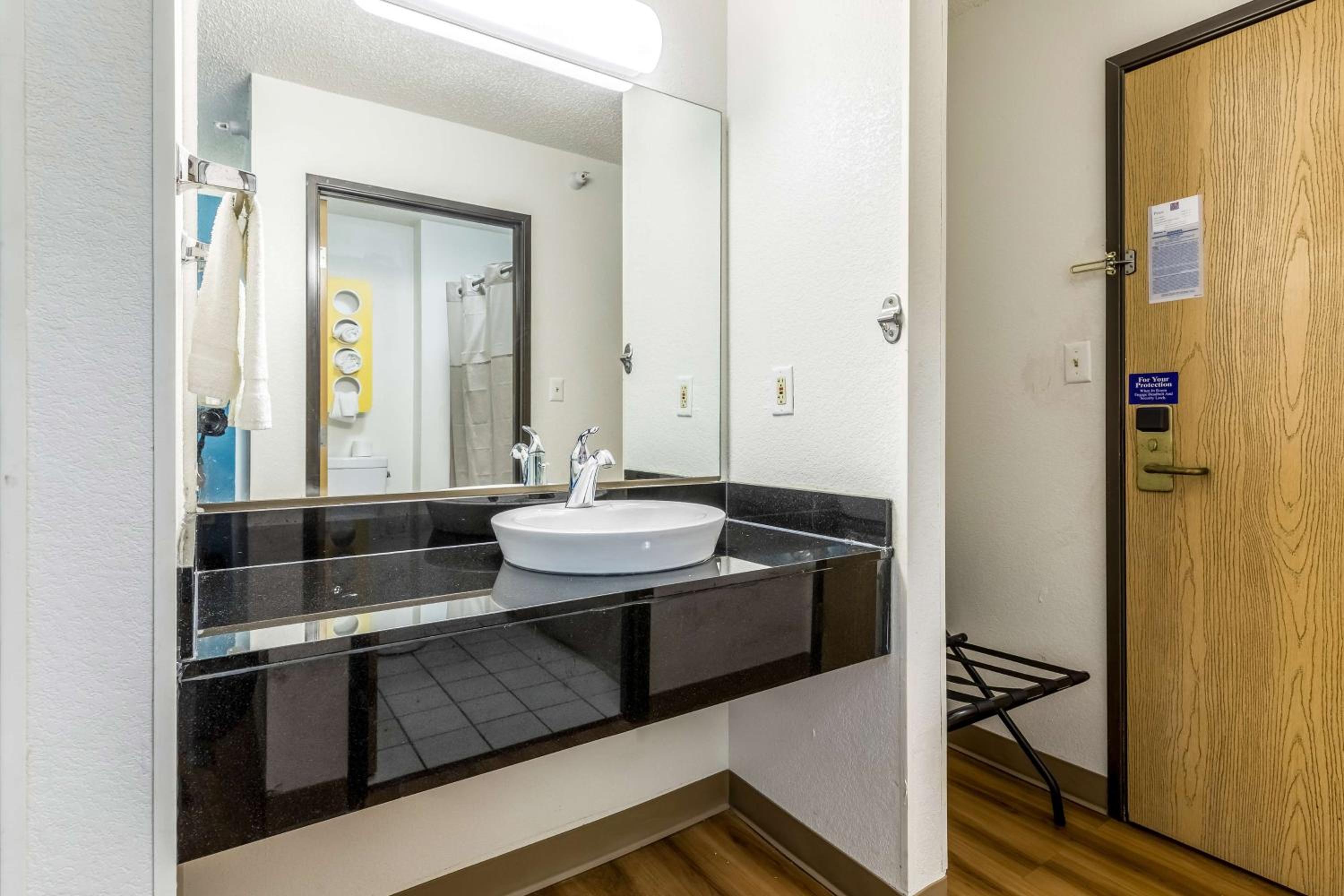 Deluxe King Room - Photo 2