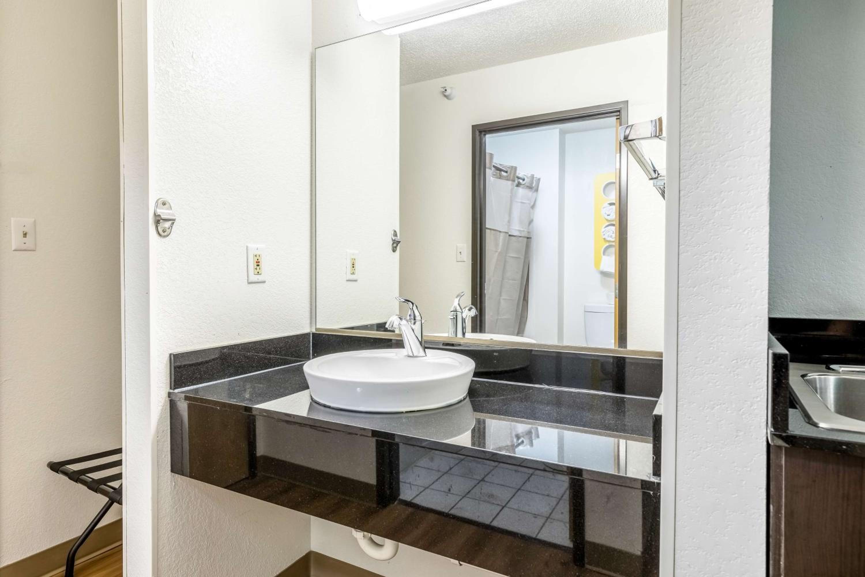 Deluxe King Room - Photo 8