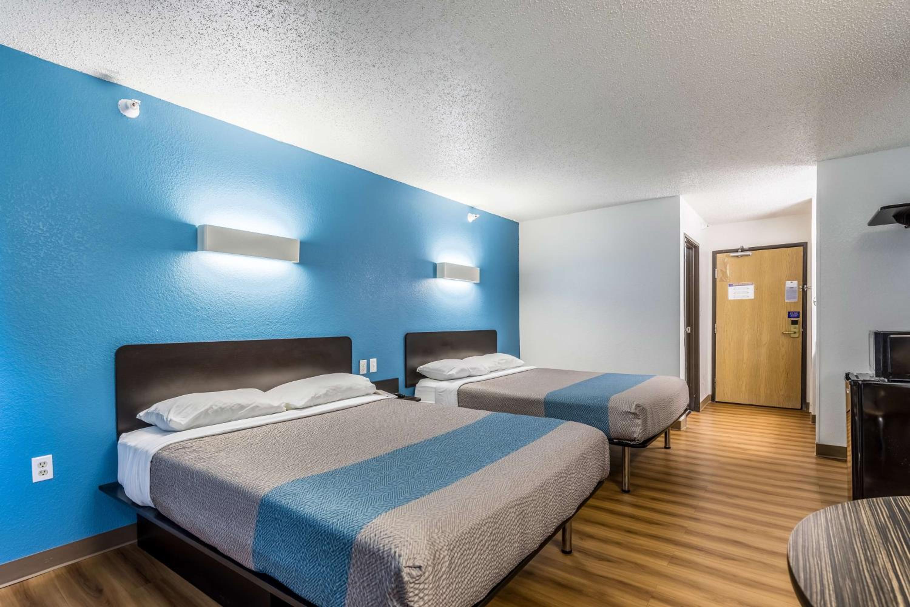 Deluxe Queen Room with Two Queen Beds - Non-Smoking - Photo 1