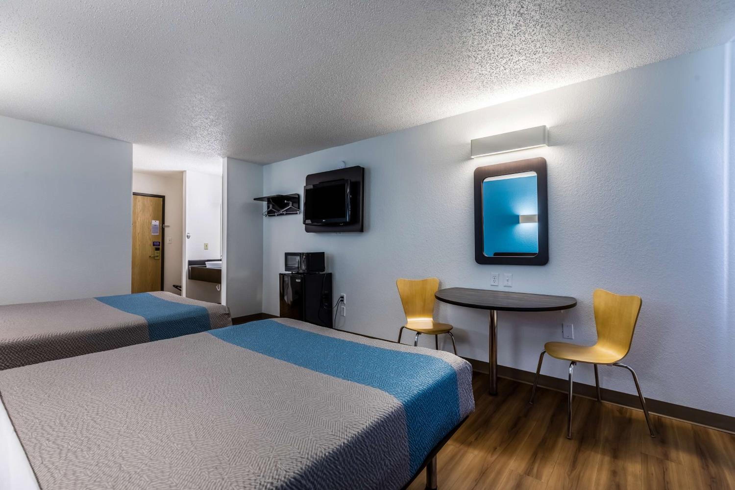 Deluxe Queen Room with Two Queen Beds - Non-Smoking - Photo 5