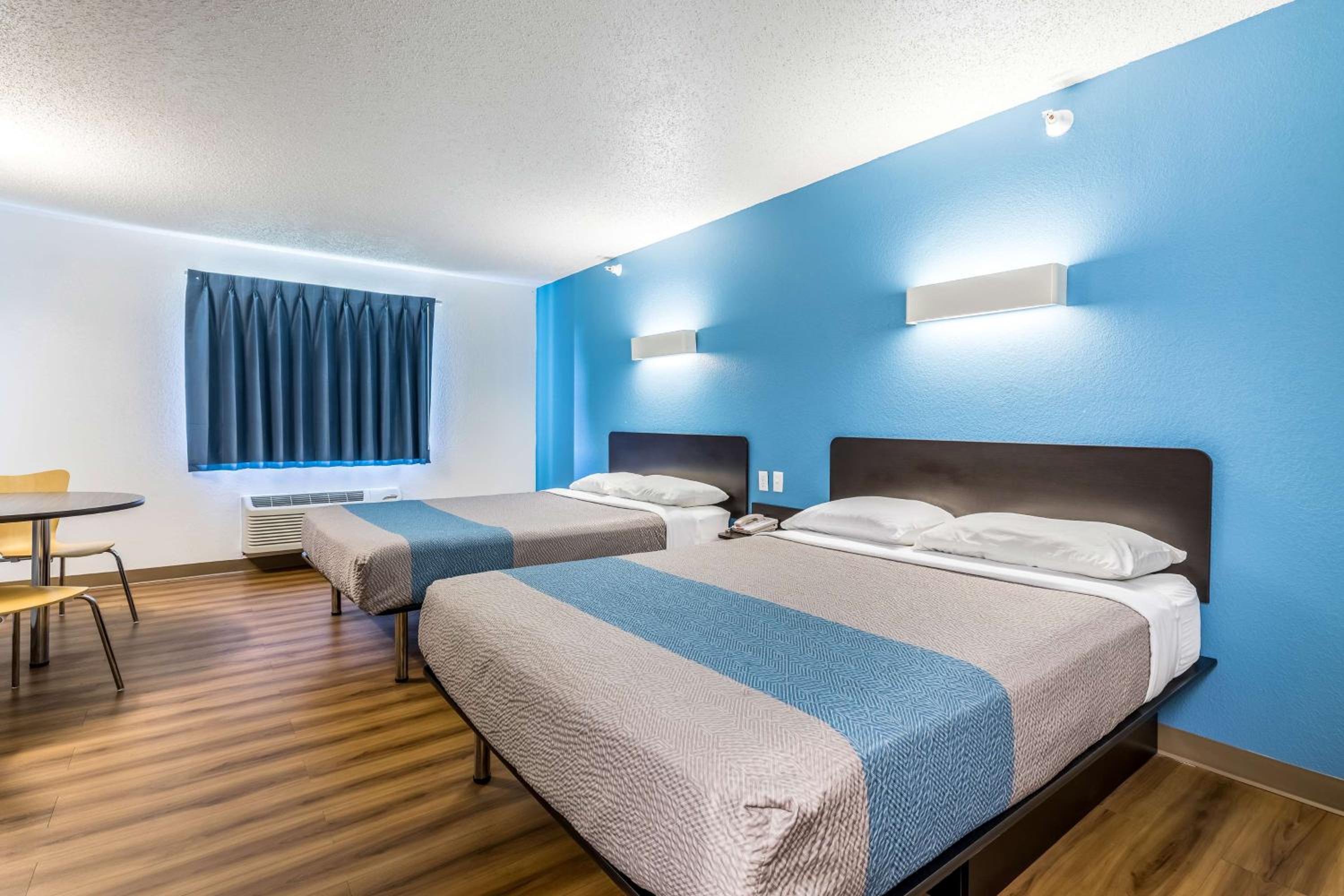 Deluxe Queen Room with Two Queen Beds - Non-Smoking - Photo 6