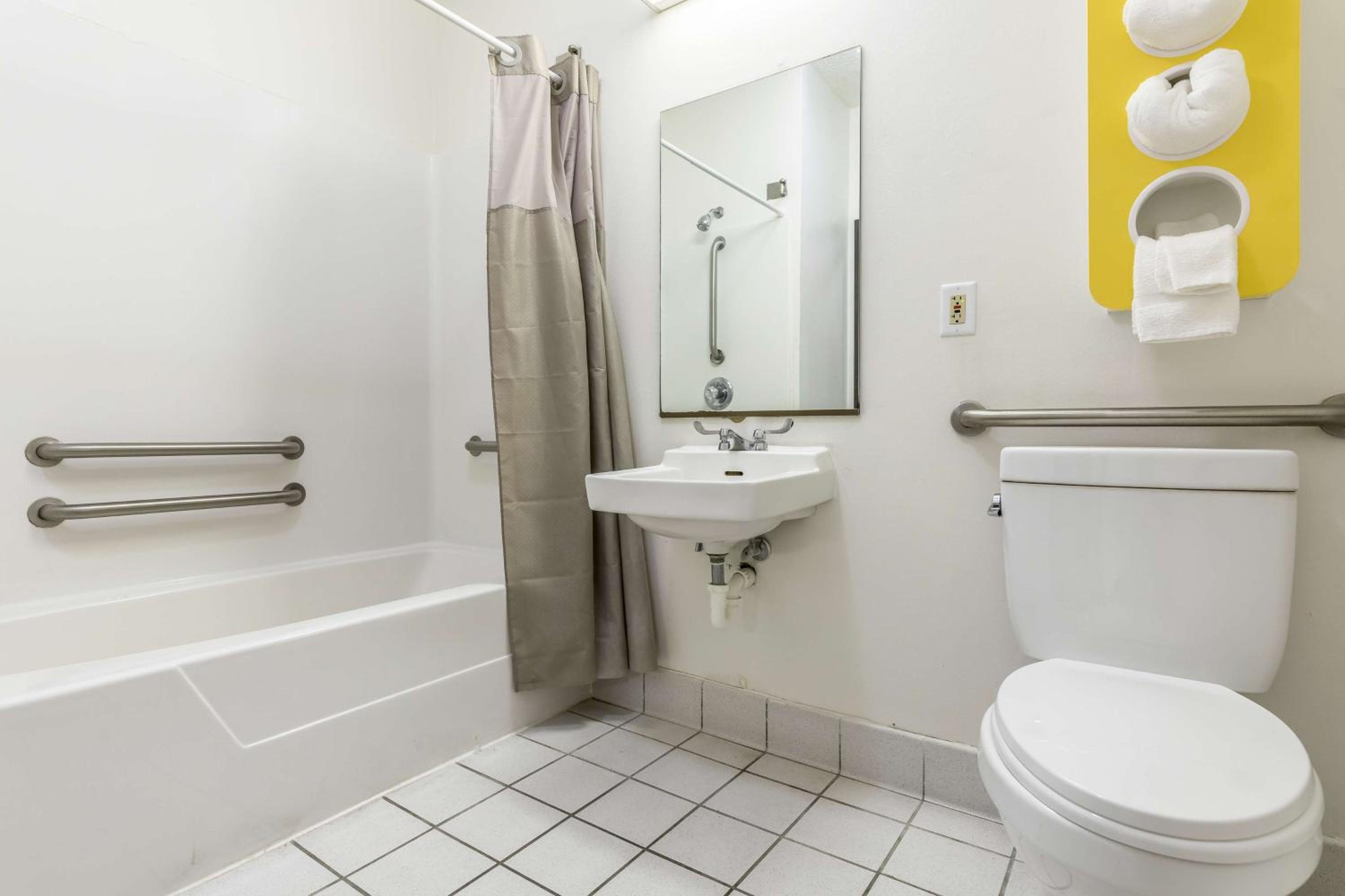 King Room - Disability Access - Non-Smoking - Photo 3
