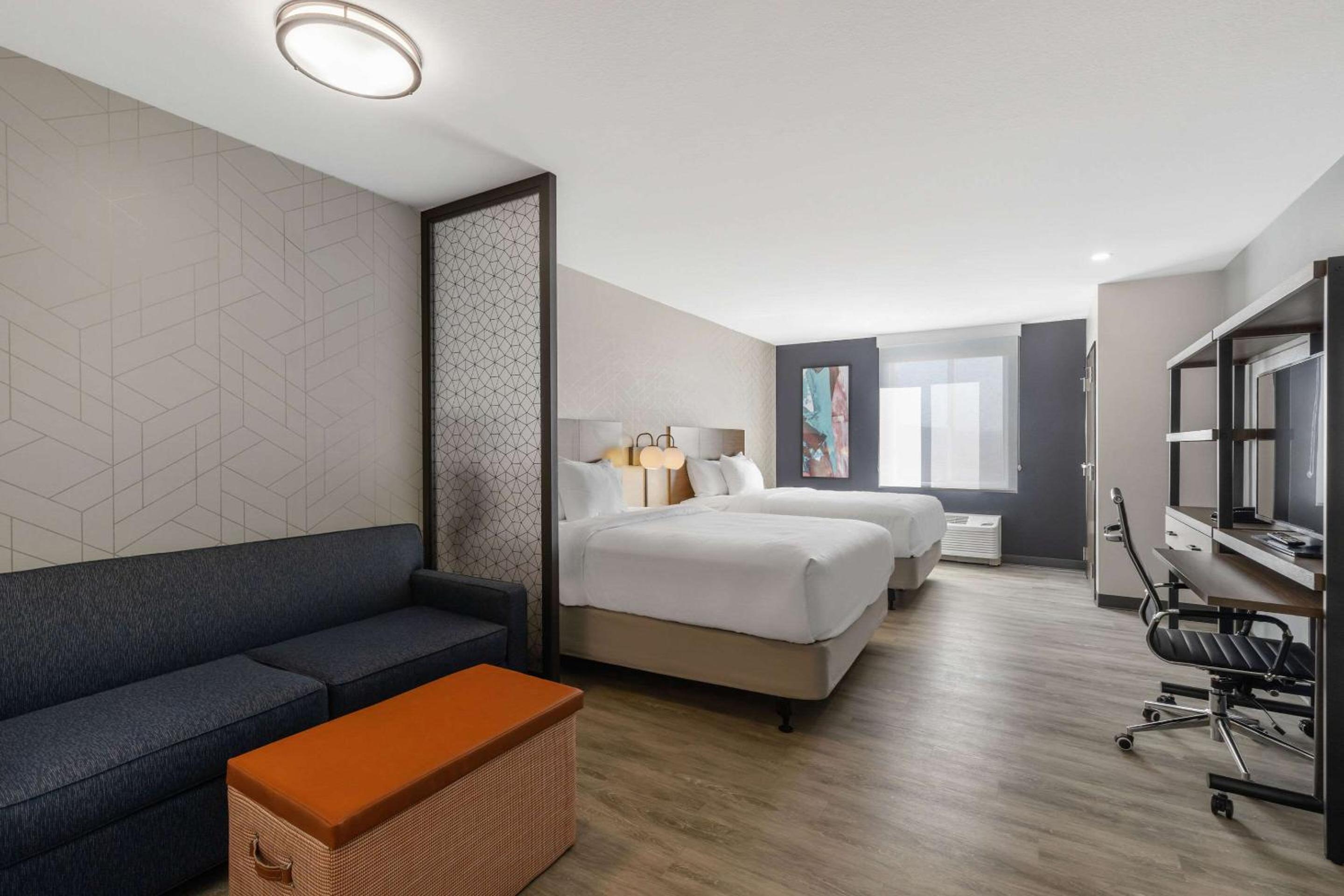 Standard Queen Room with Two Queen Beds - Non Smoking - Photo 1