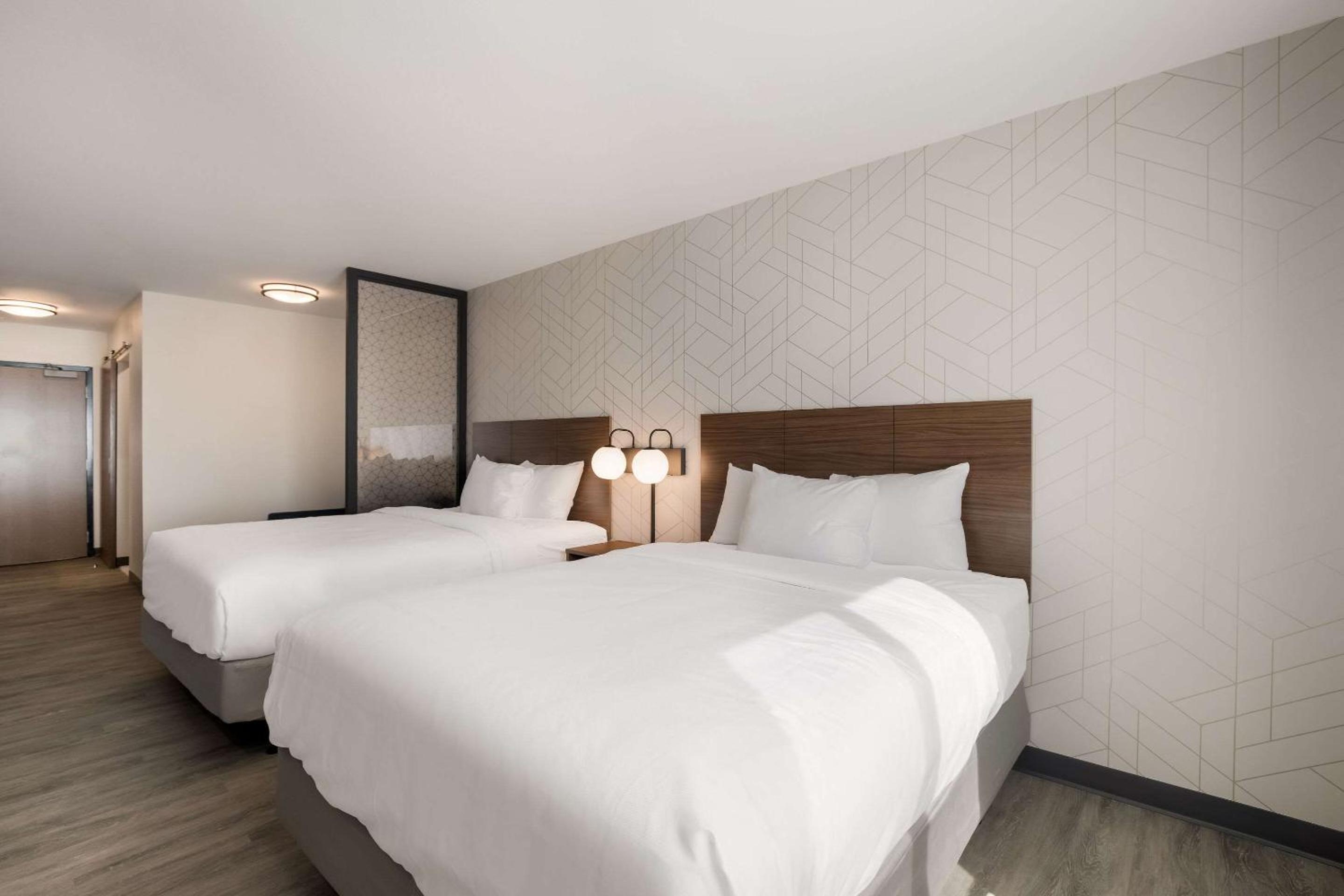 Standard Queen Room with Two Queen Beds - Non Smoking - Photo 3