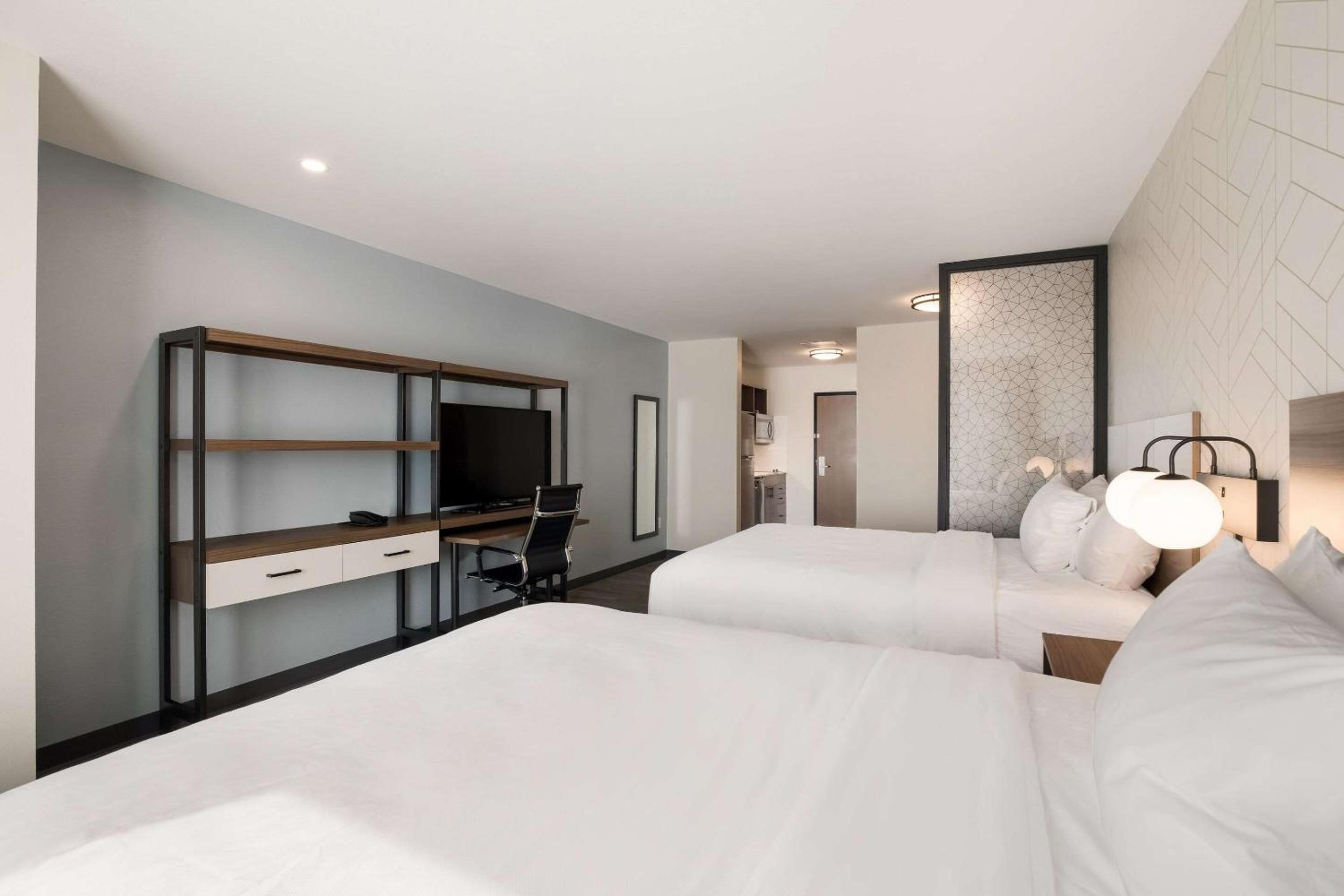 Standard Queen Room with Two Queen Beds - Non Smoking - Photo 4