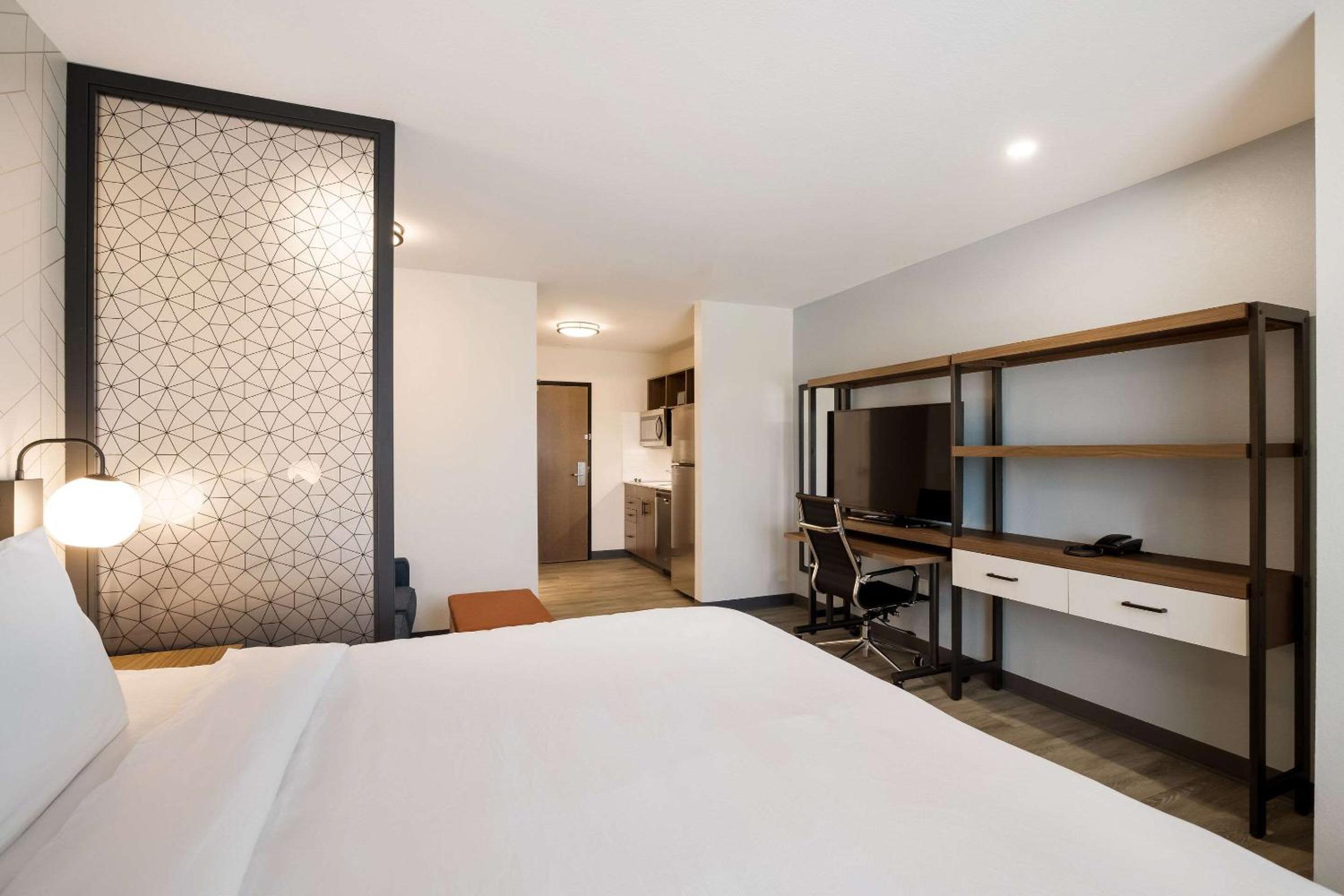 Standard King Room - Non Smoking - Photo 9