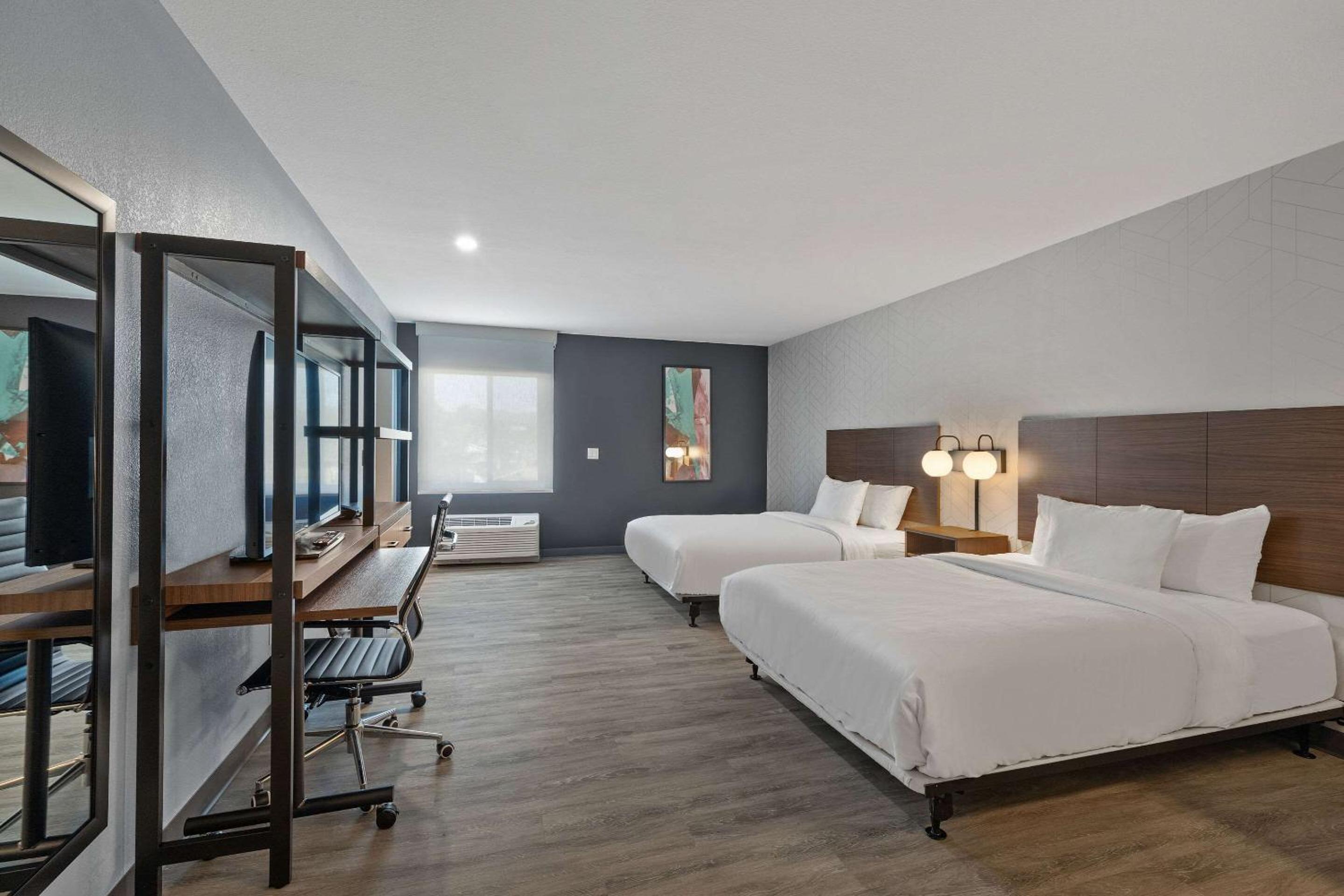 Standard Queen Room with Two Queen Beds - Non Smoking - Photo 7