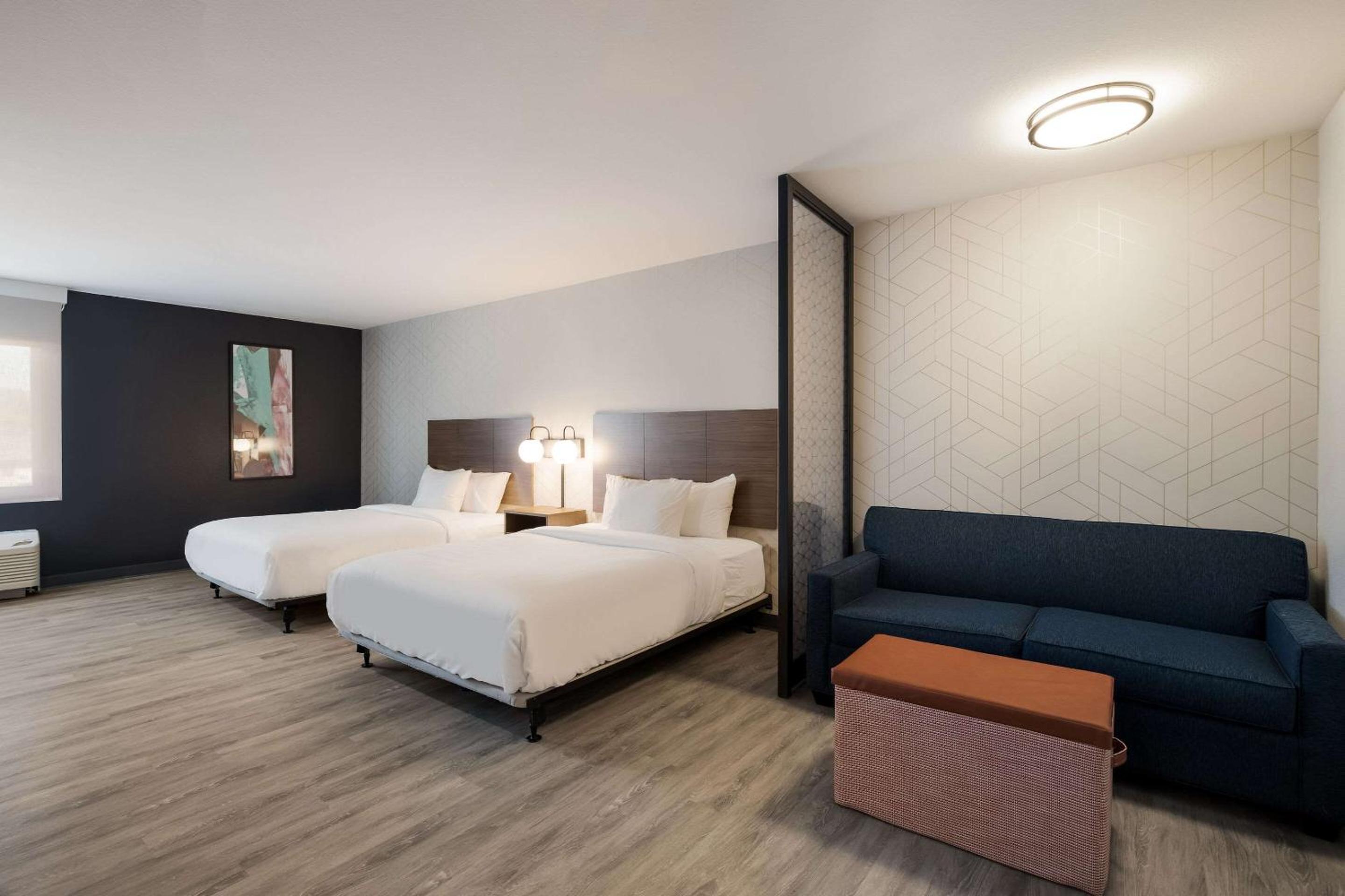 Standard Queen Room with Two Queen Beds - Non Smoking - Photo 8