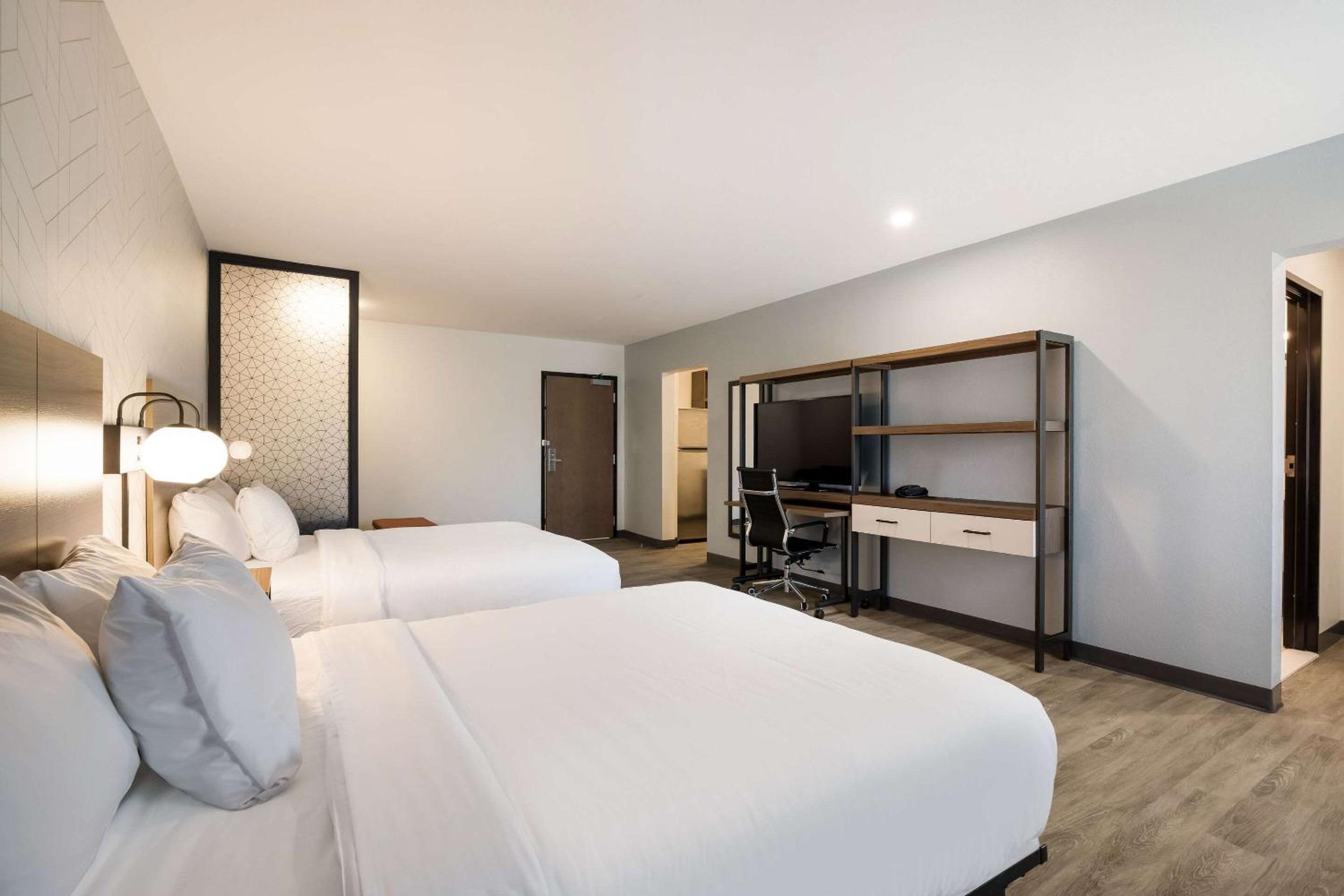 Standard Queen Room with Two Queen Beds - Non Smoking - Photo 9