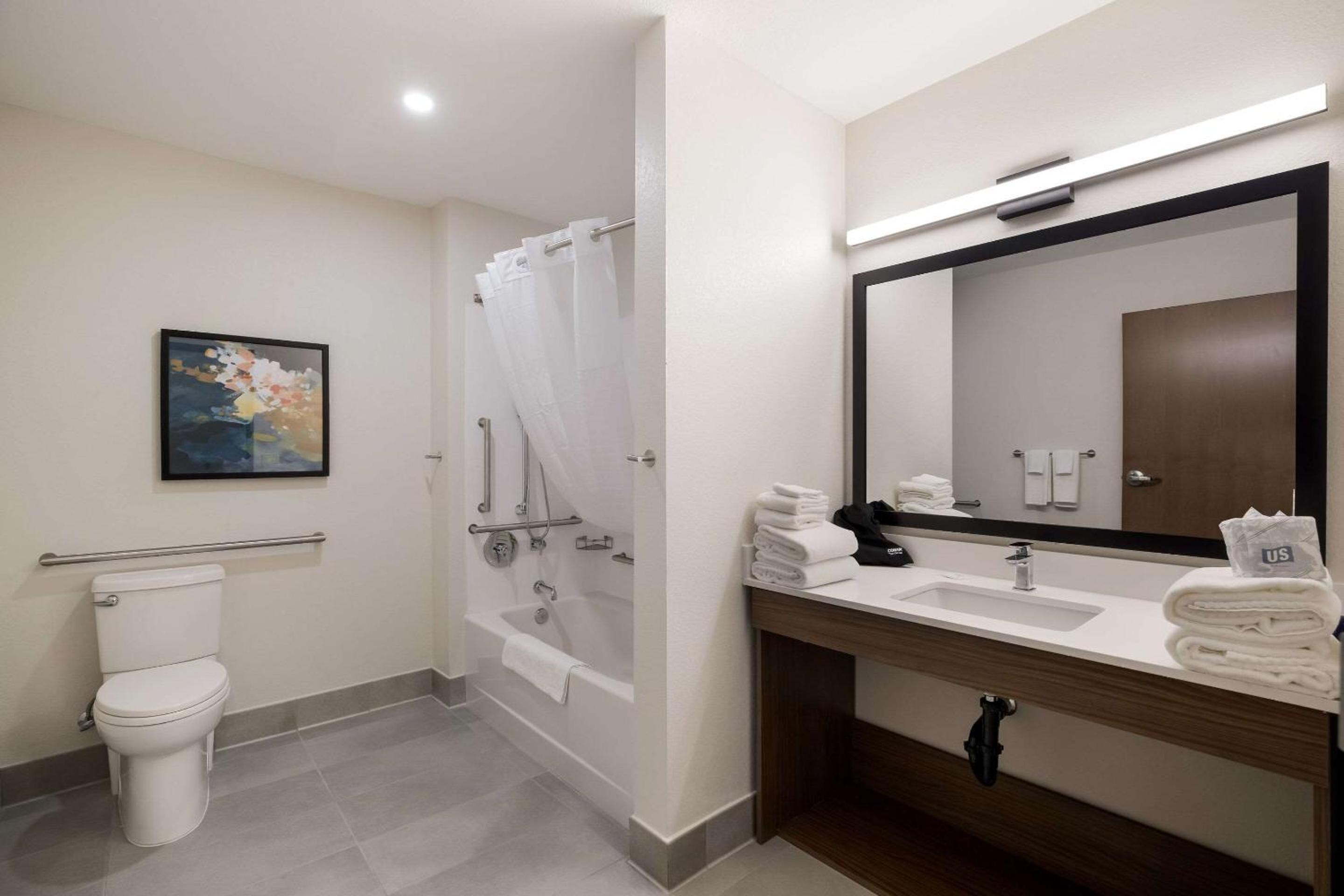 King Room with Tub - Accessible/Non Smoking - Photo 2