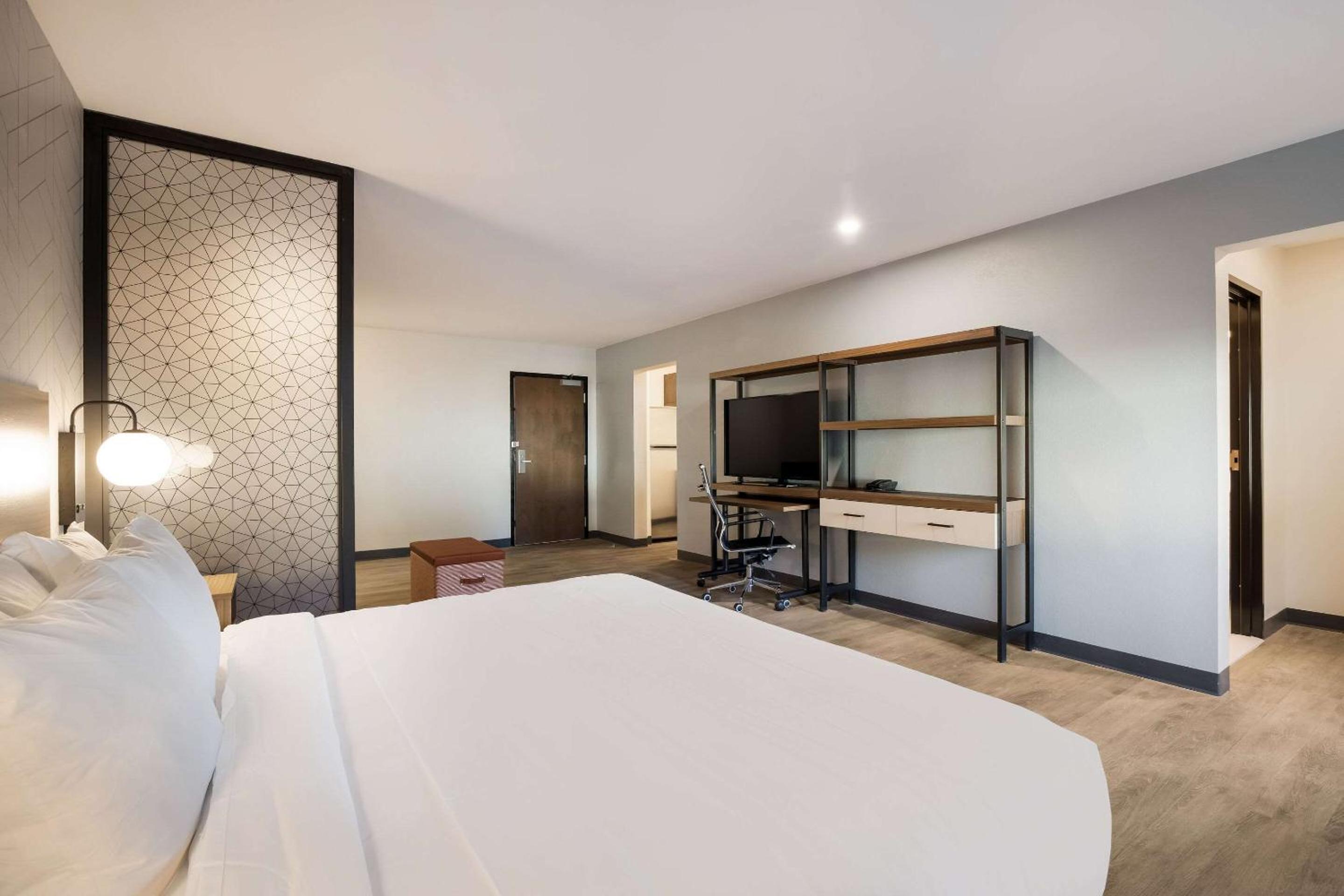 Standard King Room - Non Smoking - Photo 5