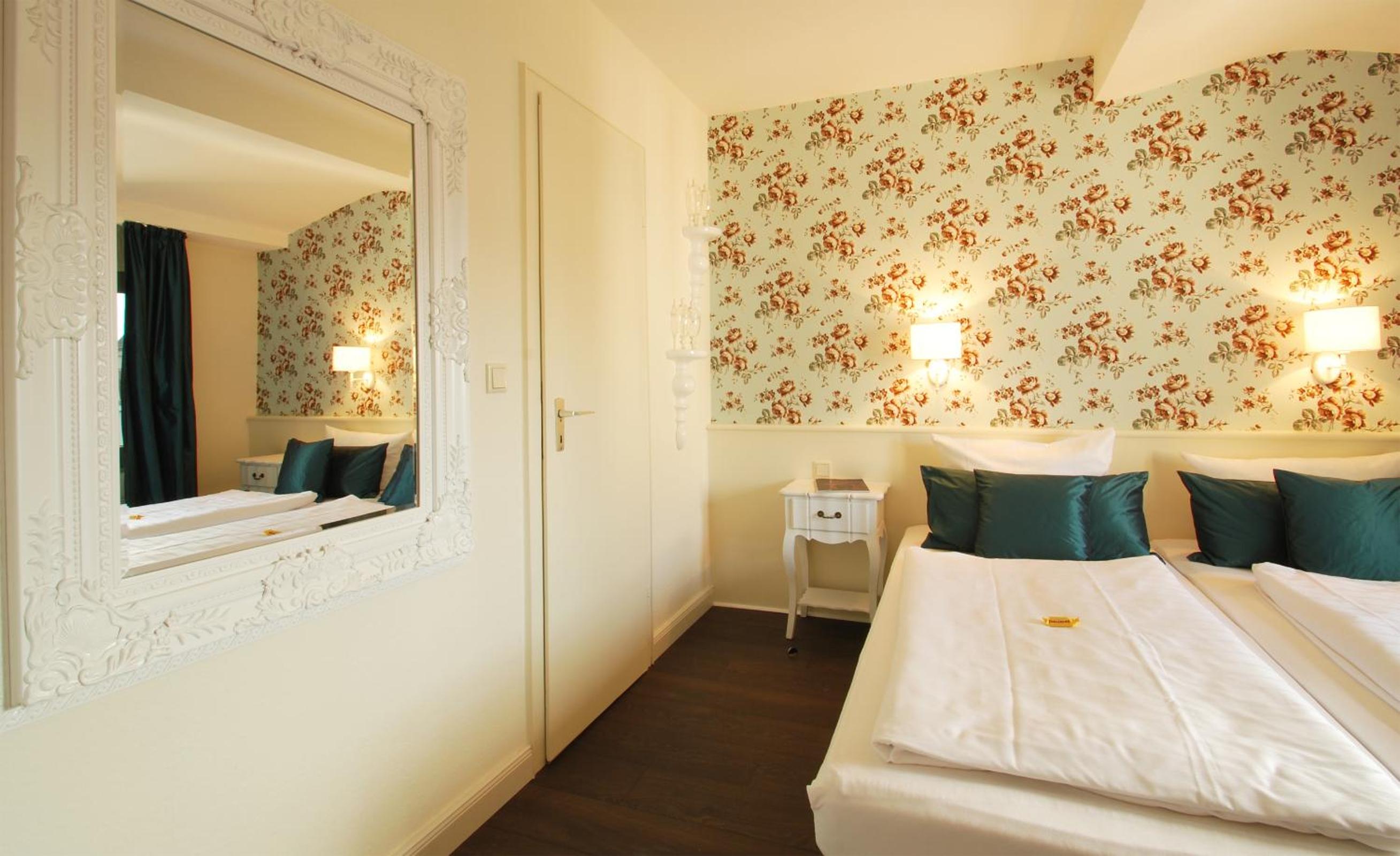 Superior Double or Twin Room - Photo 9