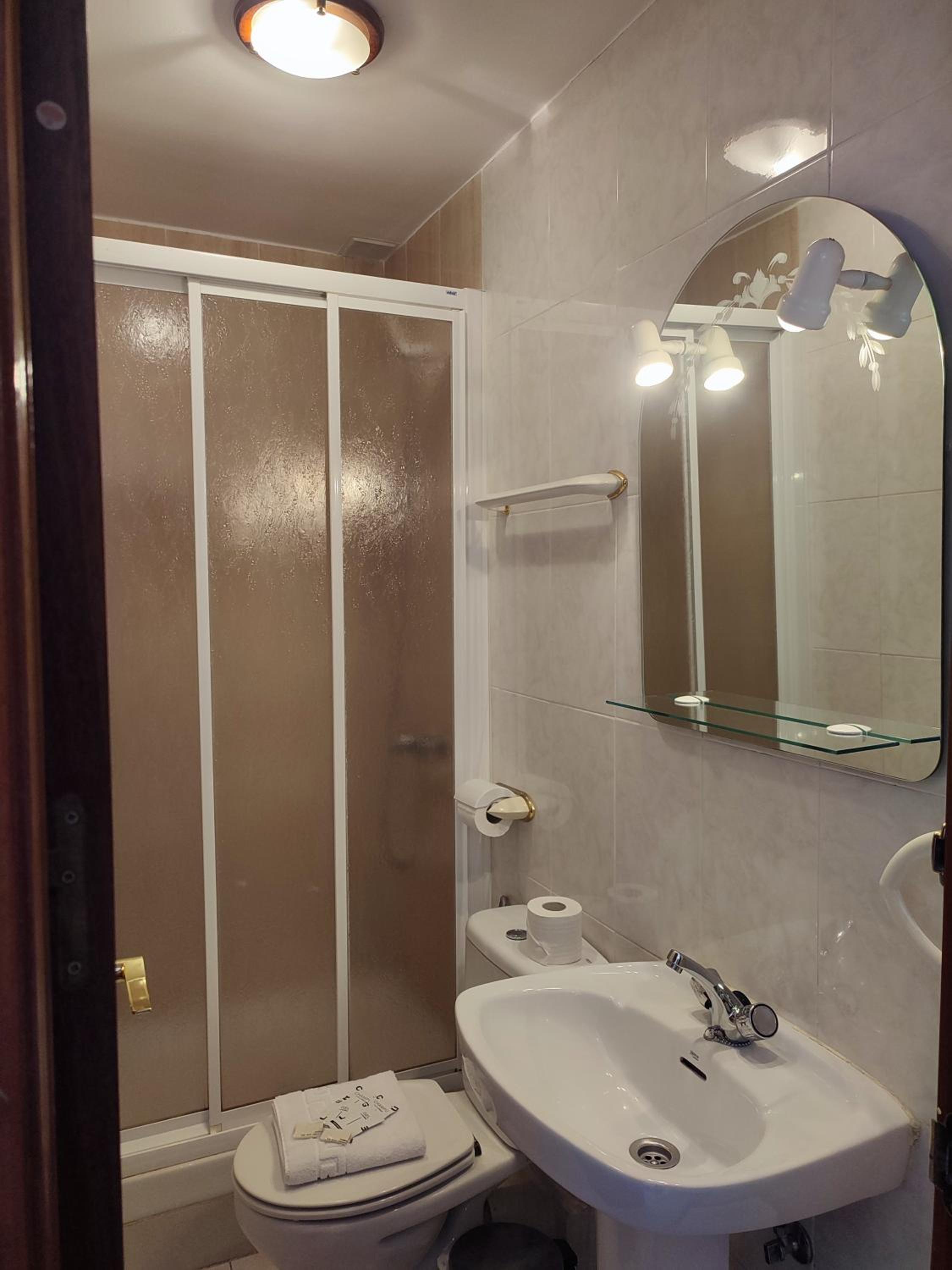 Twin Room - Photo 2
