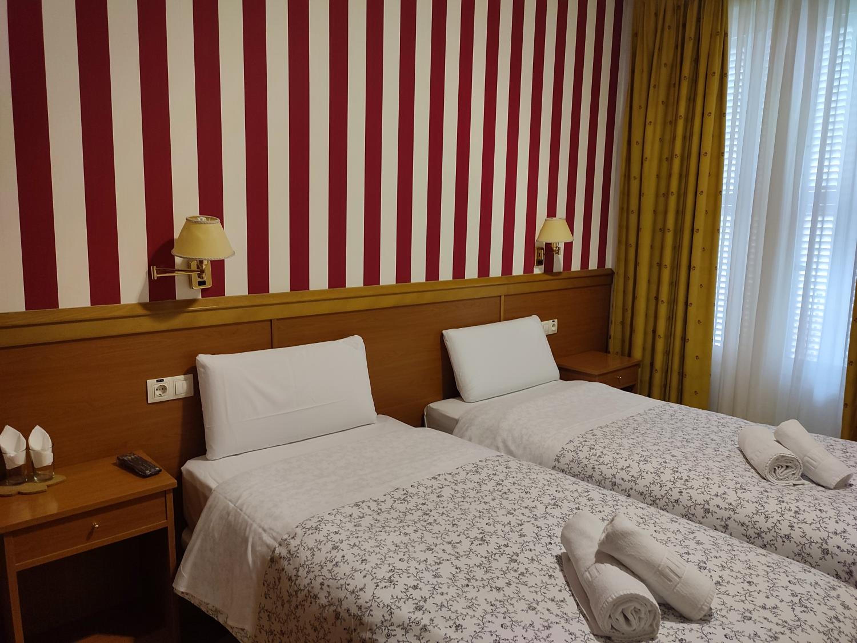 Twin Room - Photo 3