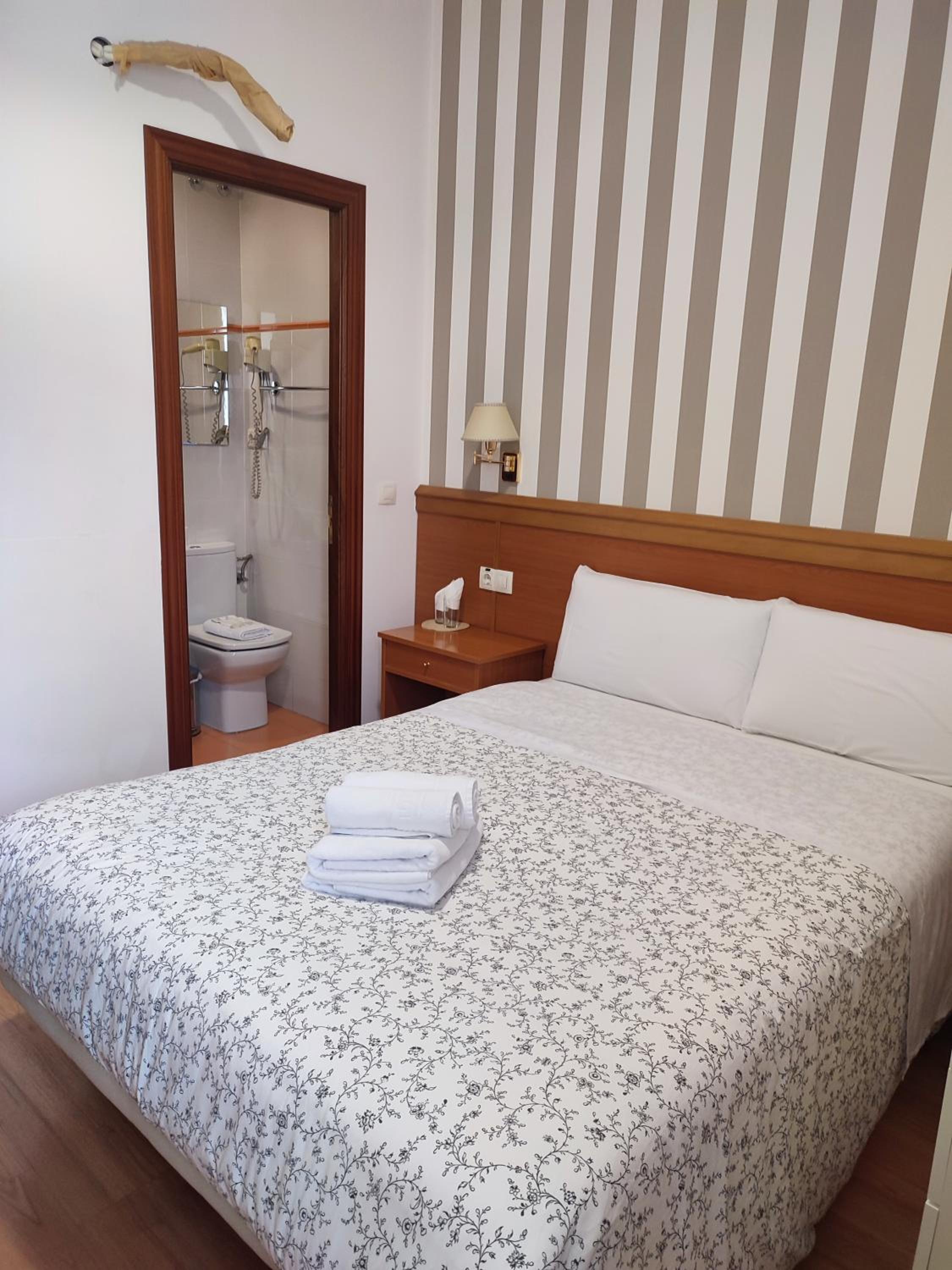 Double Room - Photo 11