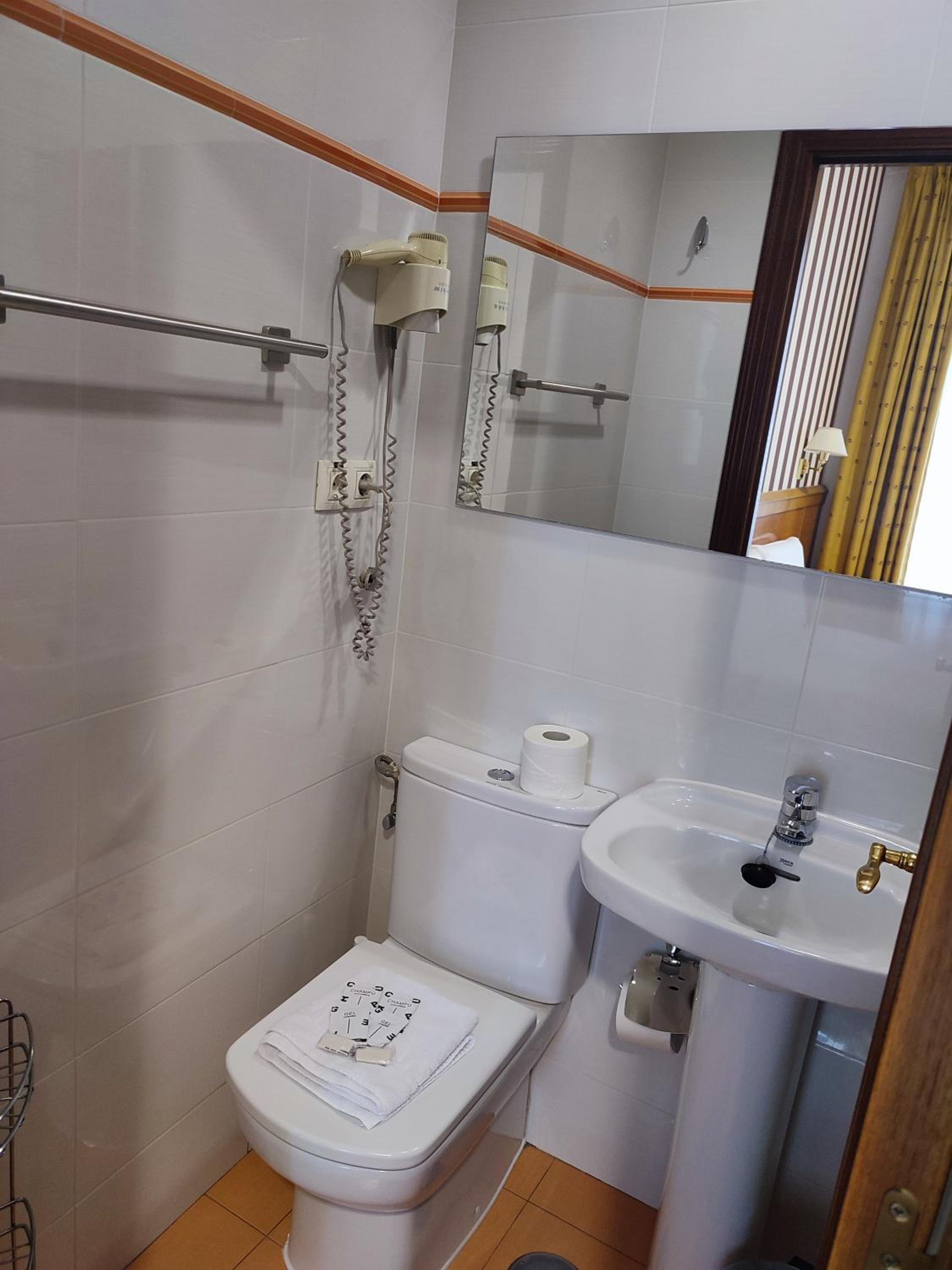 Double Room - Photo 12