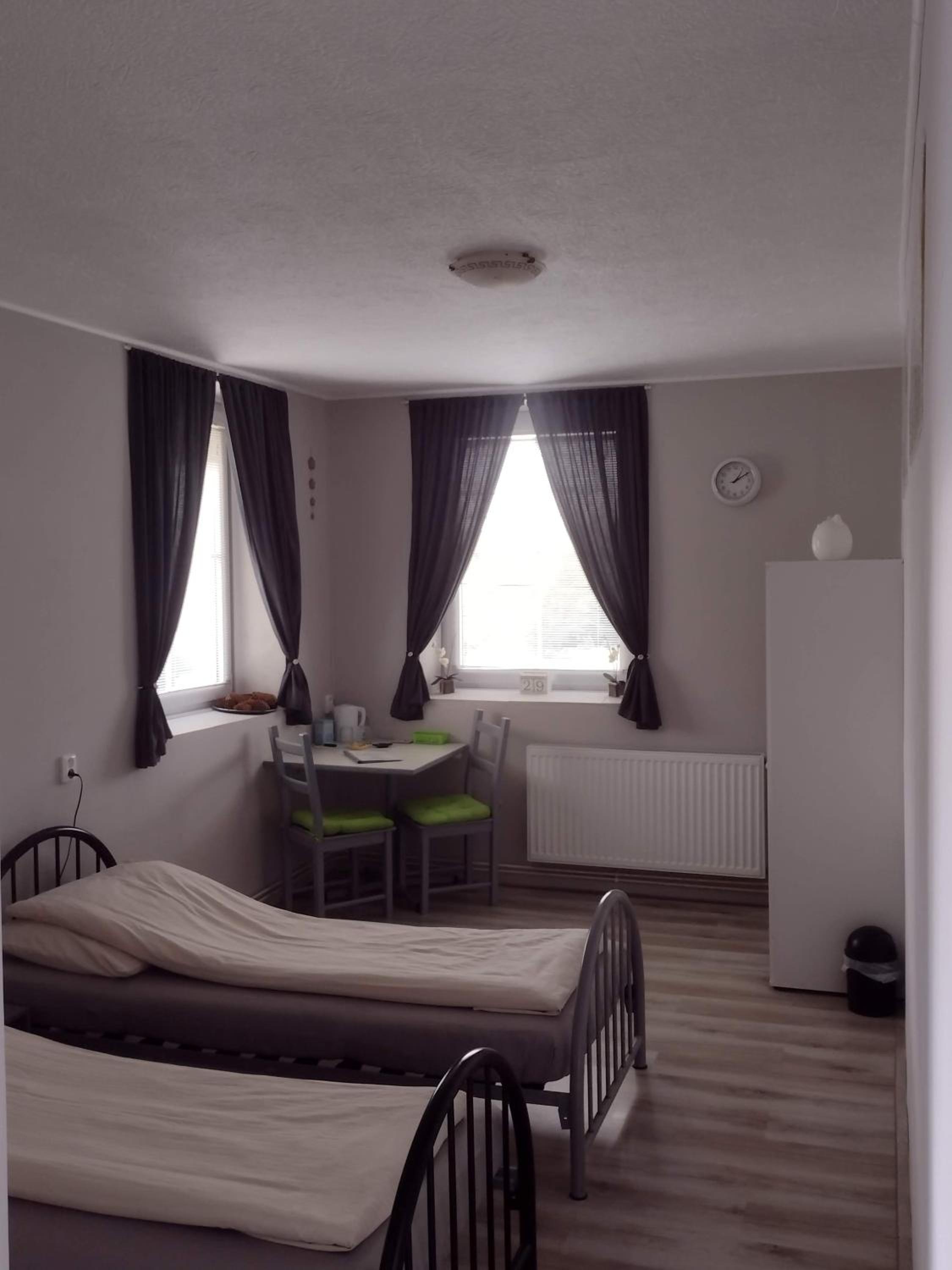 Twin Room with Bathroom - Photo 7