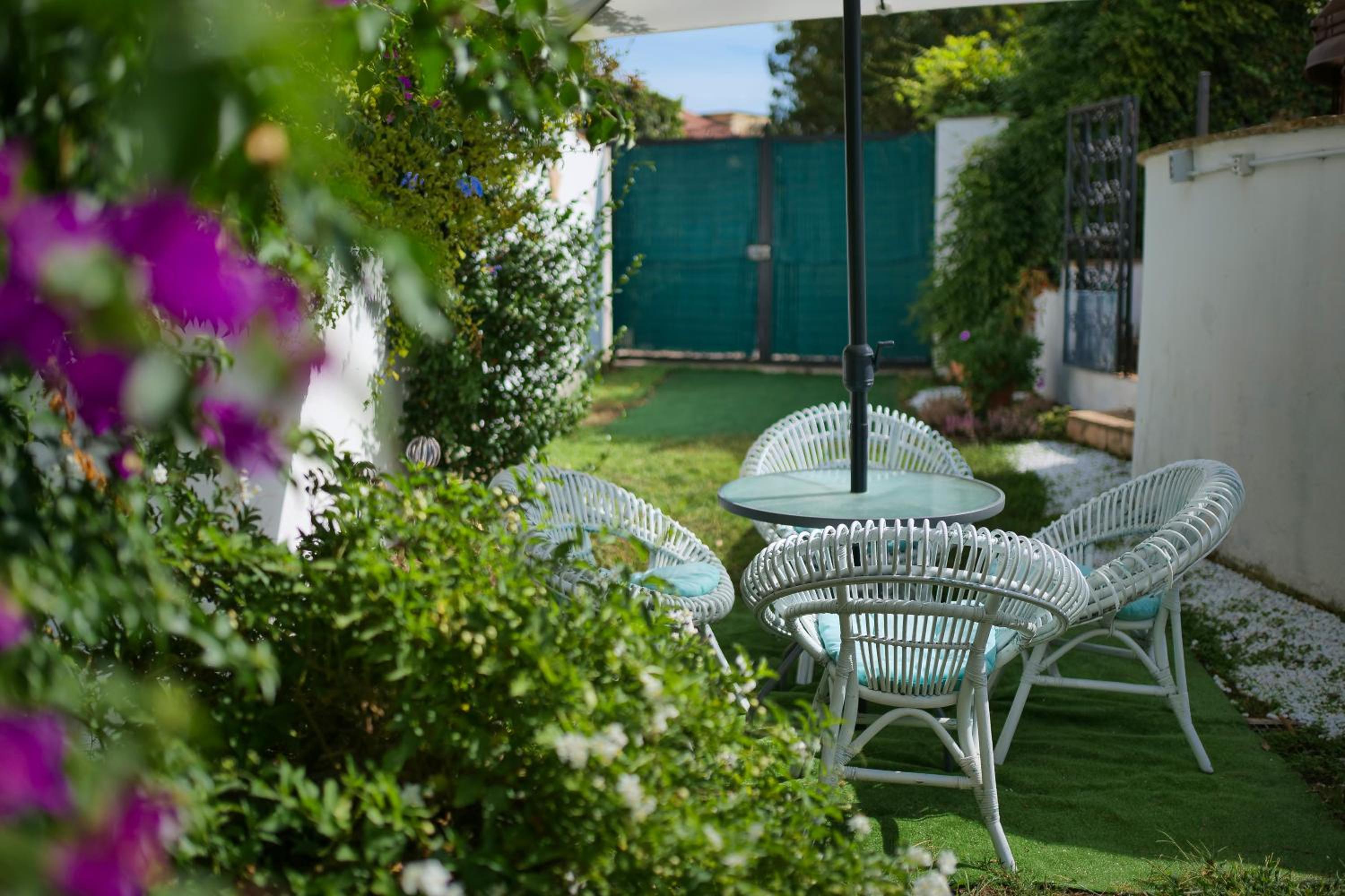 Deluxe Double or Twin Room with Pool Access photo 3