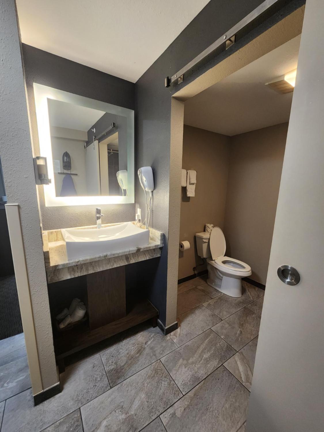 Deluxe Queen Room with Two Queen Beds photo 3