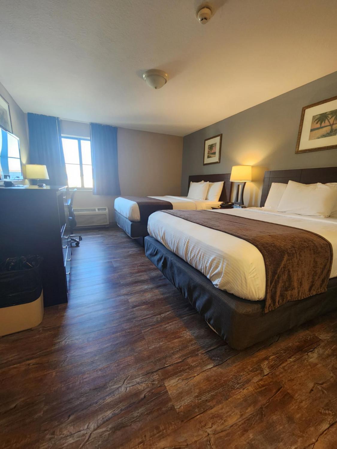 Queen Room with Two Queen Beds Non Smoking photo 1
