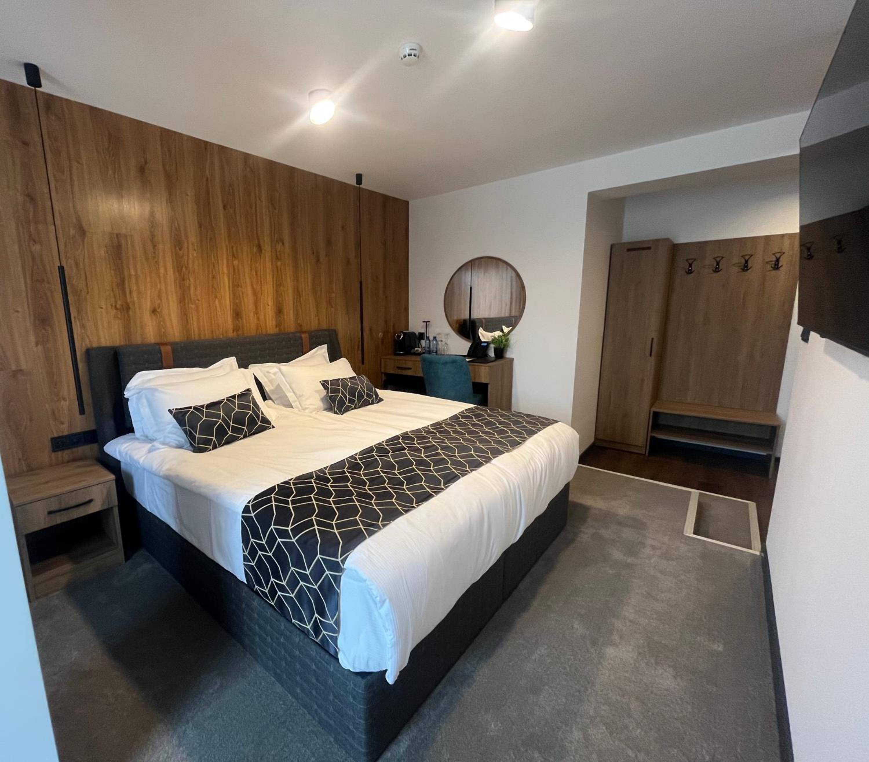 Large Double Room - Photo 3